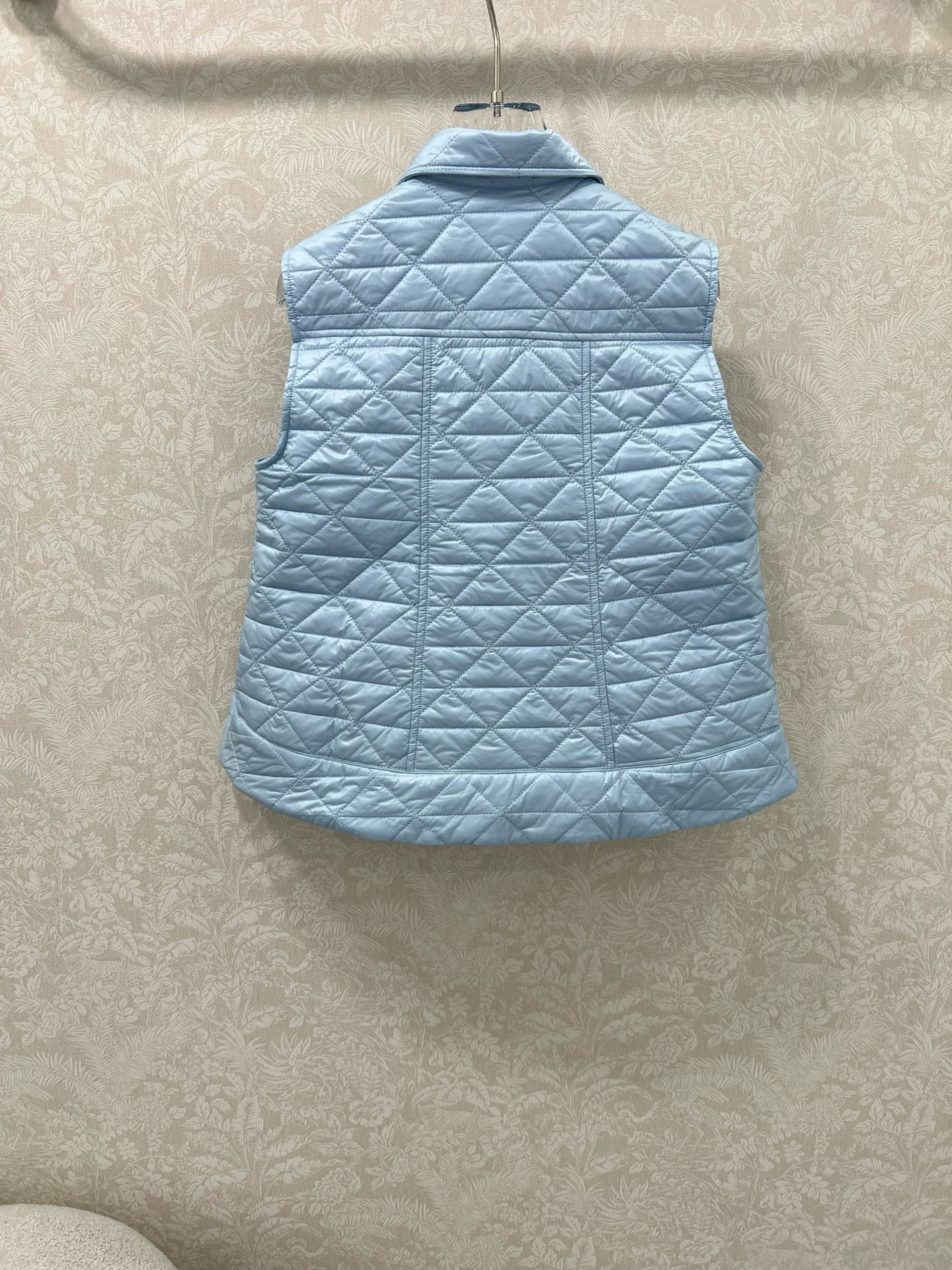 🔥🔥Moncle*25新款A摆藤格纹棉服马甲
定制YB防风防水尼龙材质 羽绒棉填充内里 整件轻型保暖 薄