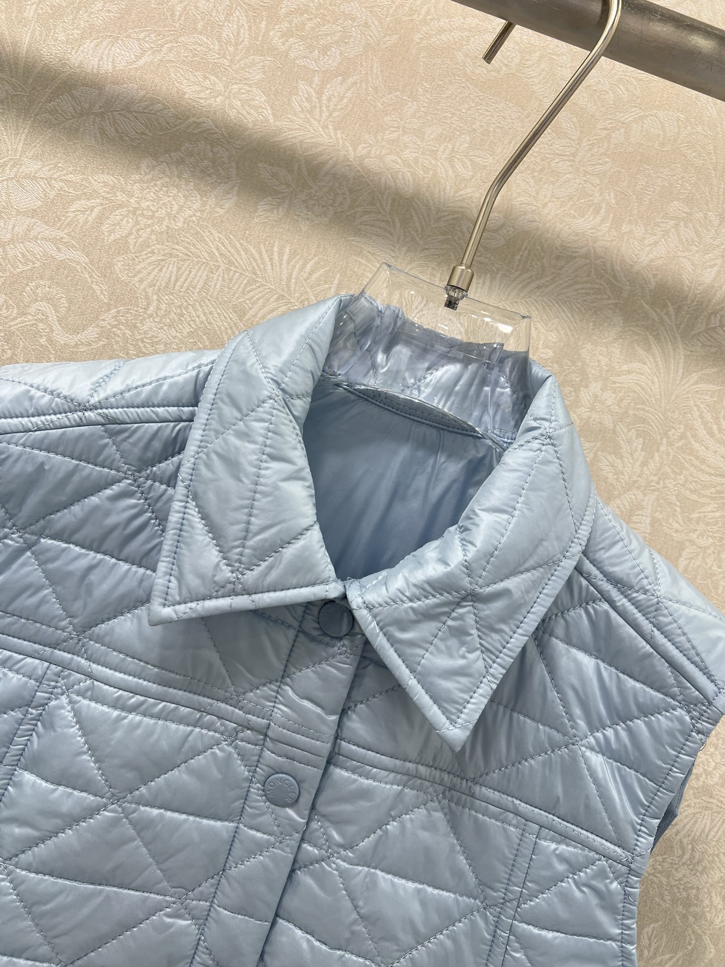 🔥🔥Moncle*25新款A摆藤格纹棉服马甲
定制YB防风防水尼龙材质 羽绒棉填充内里 整件轻型保暖 薄