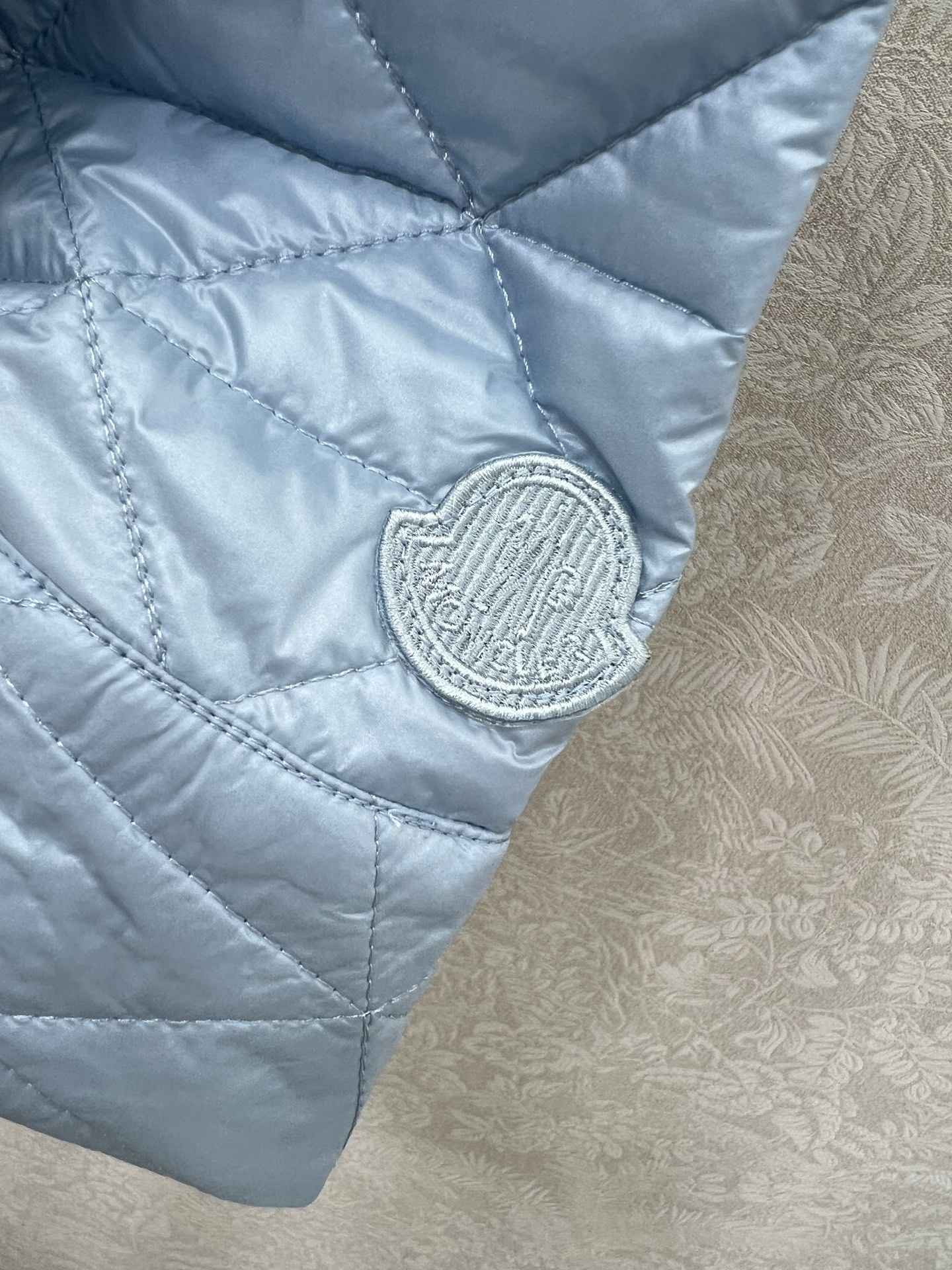 🔥🔥Moncle*25新款A摆藤格纹棉服马甲
定制YB防风防水尼龙材质 羽绒棉填充内里 整件轻型保暖 薄