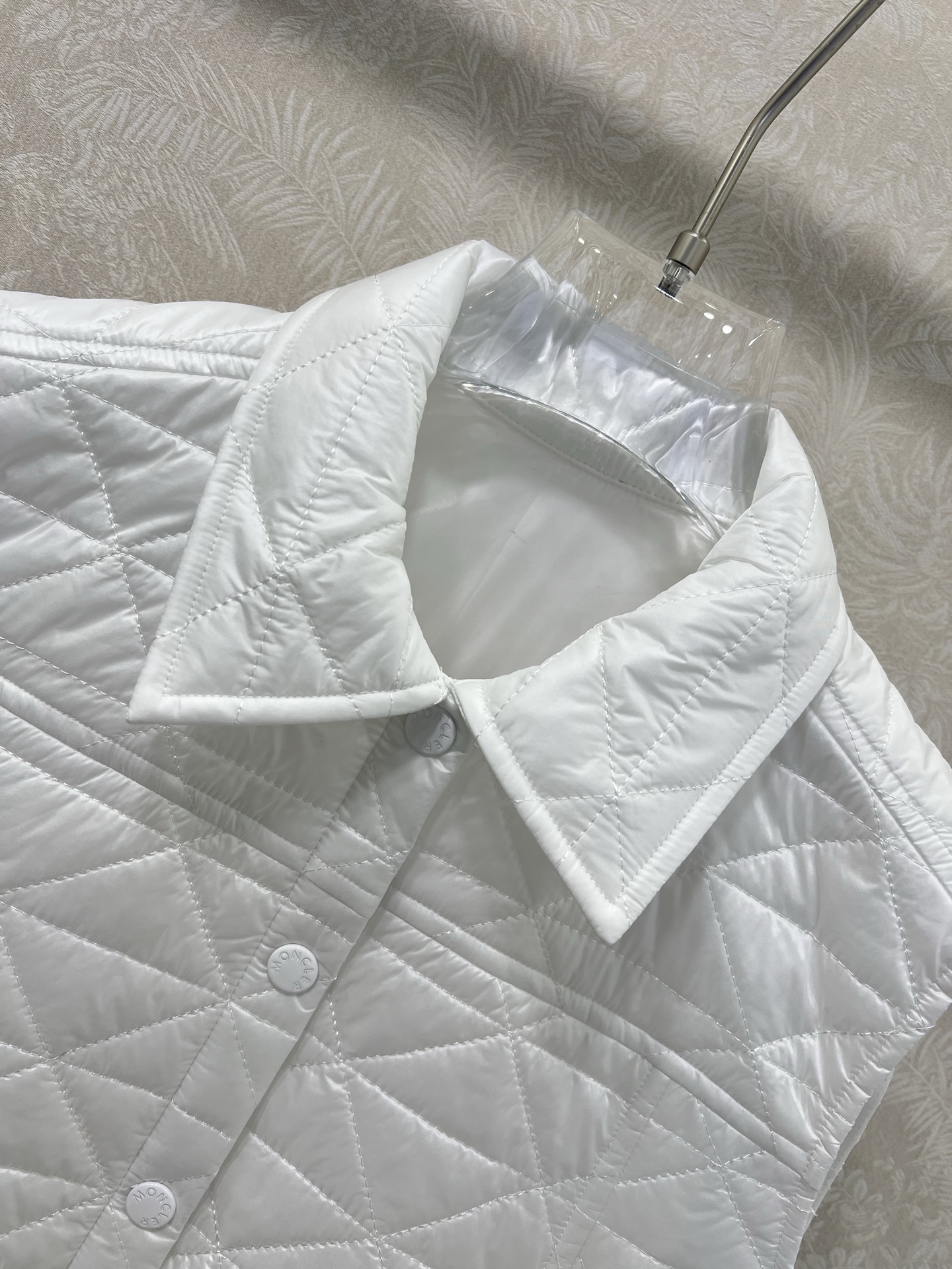 🔥🔥Moncle*25新款A摆藤格纹棉服马甲
定制YB防风防水尼龙材质 羽绒棉填充内里 整件轻型保暖 薄