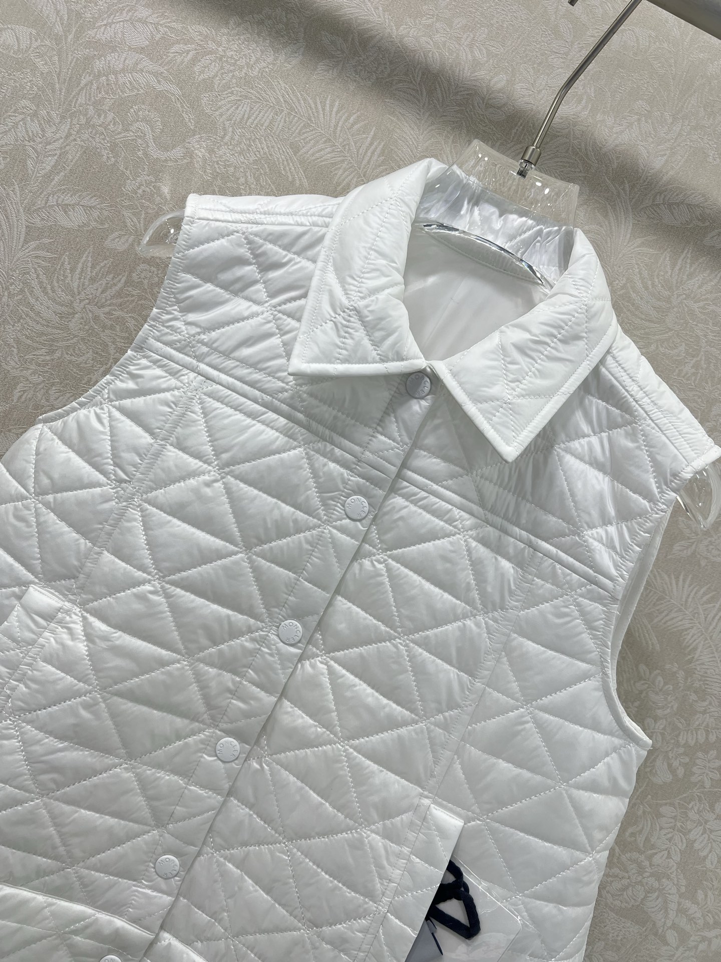 🔥🔥Moncle*25新款A摆藤格纹棉服马甲
定制YB防风防水尼龙材质 羽绒棉填充内里 整件轻型保暖 薄