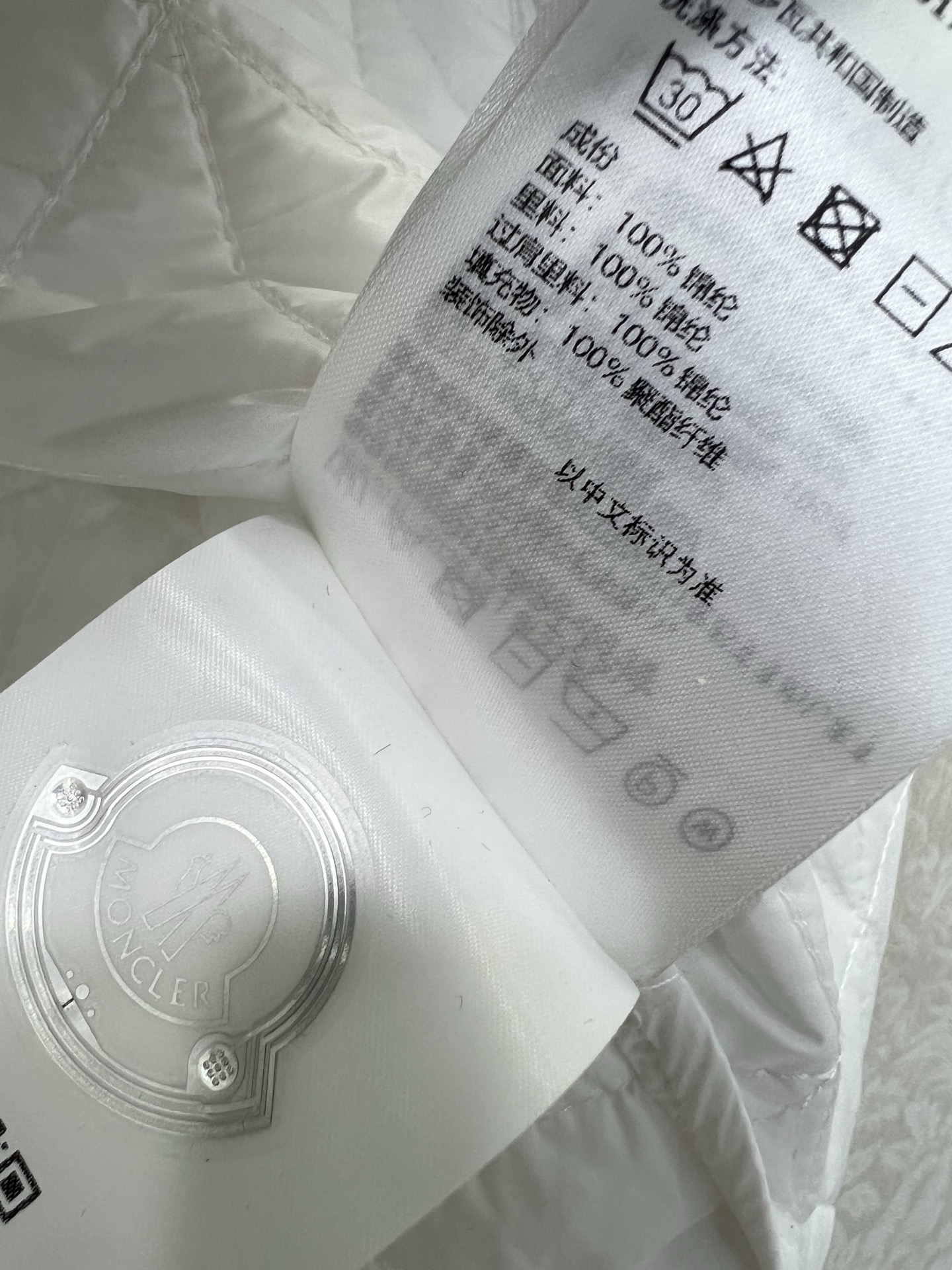 🔥🔥Moncle*25新款A摆藤格纹棉服马甲
定制YB防风防水尼龙材质 羽绒棉填充内里 整件轻型保暖 薄