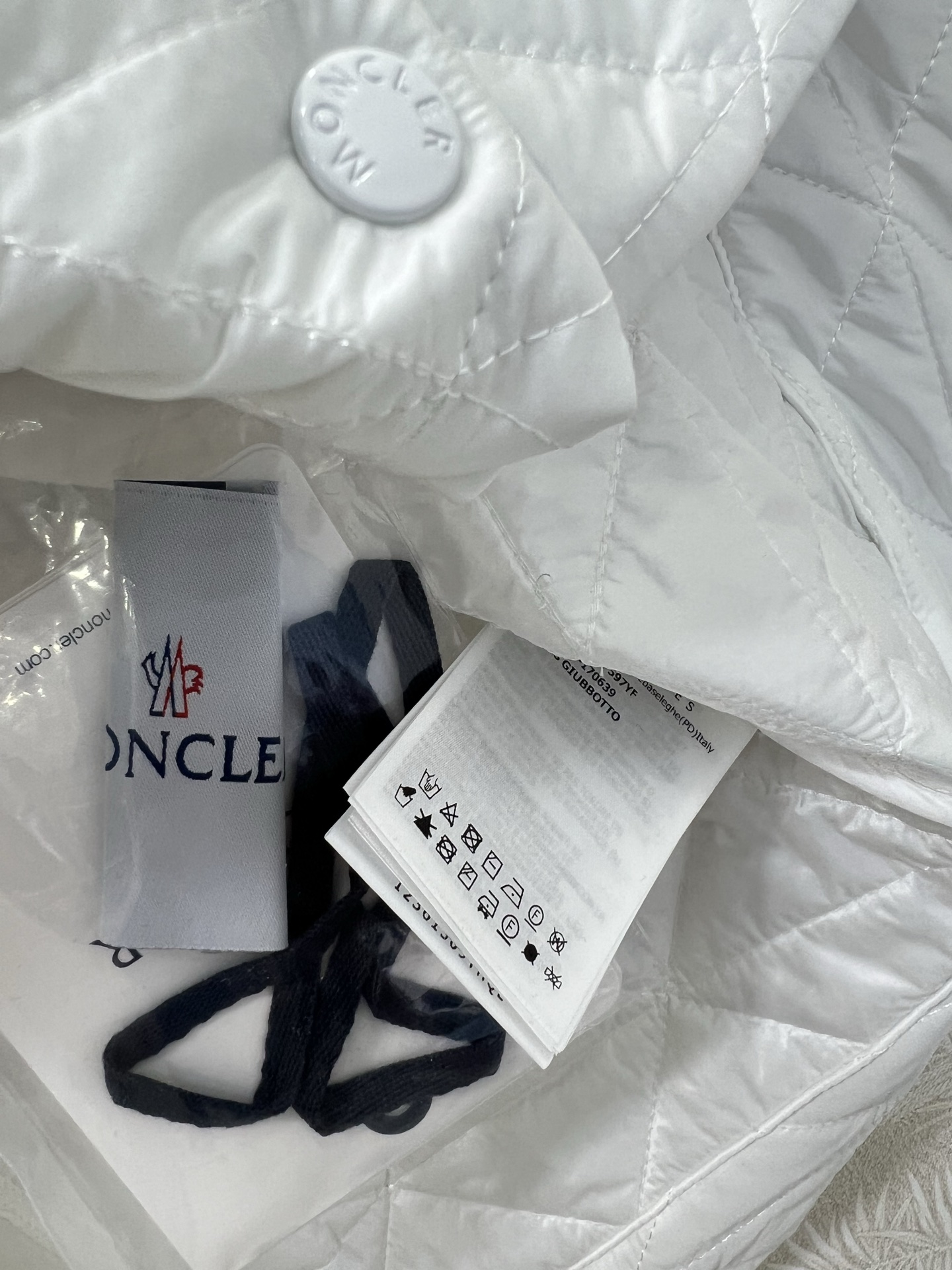 🔥🔥Moncle*25新款A摆藤格纹棉服马甲
定制YB防风防水尼龙材质 羽绒棉填充内里 整件轻型保暖 薄