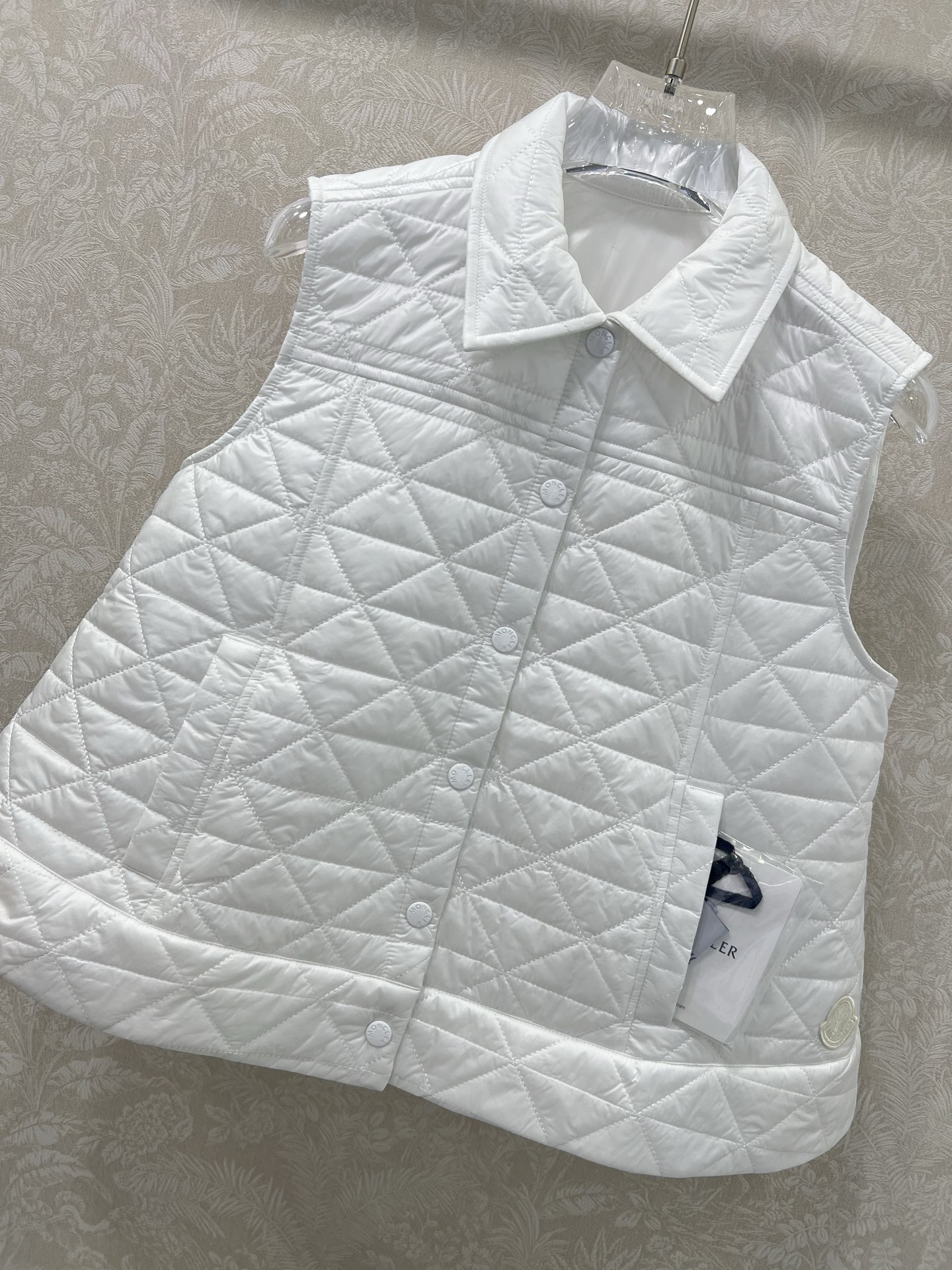 🔥🔥Moncle*25新款A摆藤格纹棉服马甲
定制YB防风防水尼龙材质 羽绒棉填充内里 整件轻型保暖 薄