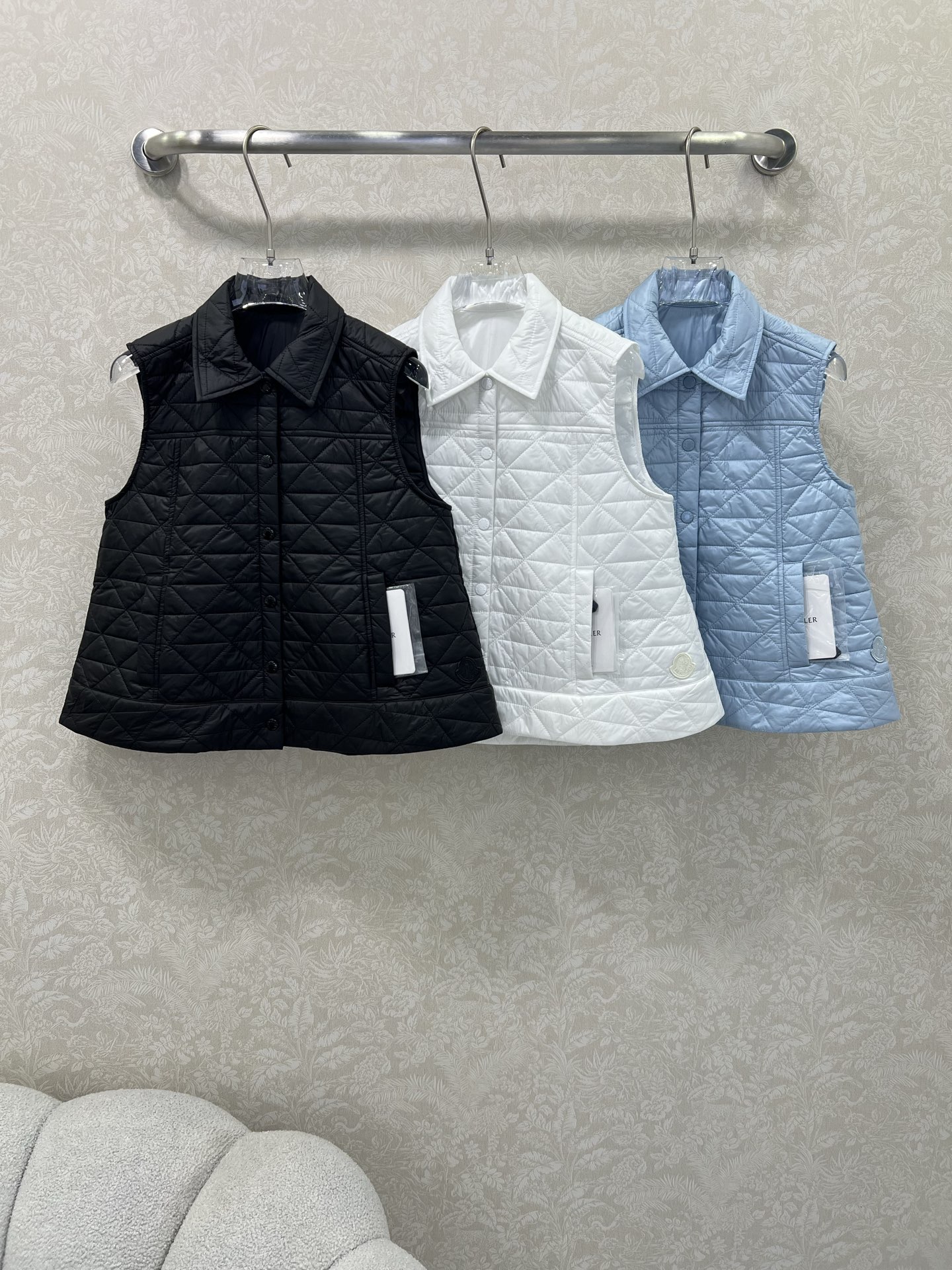 🔥🔥Moncle*25新款A摆藤格纹棉服马甲
定制YB防风防水尼龙材质 羽绒棉填充内里 整件轻型保暖 薄