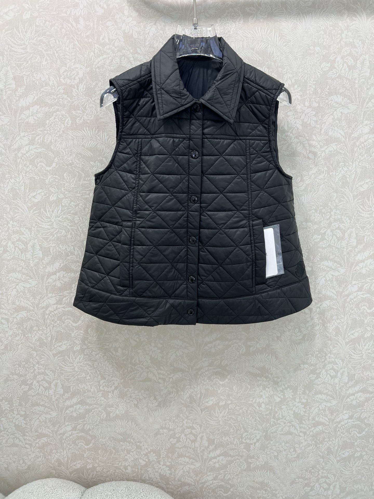 🔥🔥Moncle*25新款A摆藤格纹棉服马甲
定制YB防风防水尼龙材质 羽绒棉填充内里 整件轻型保暖 薄