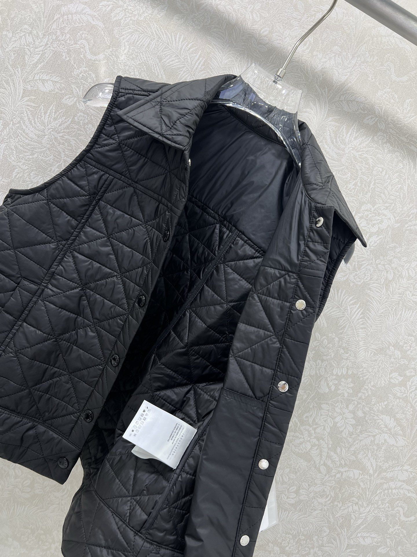 🔥🔥Moncle*25新款A摆藤格纹棉服马甲
定制YB防风防水尼龙材质 羽绒棉填充内里 整件轻型保暖 薄
