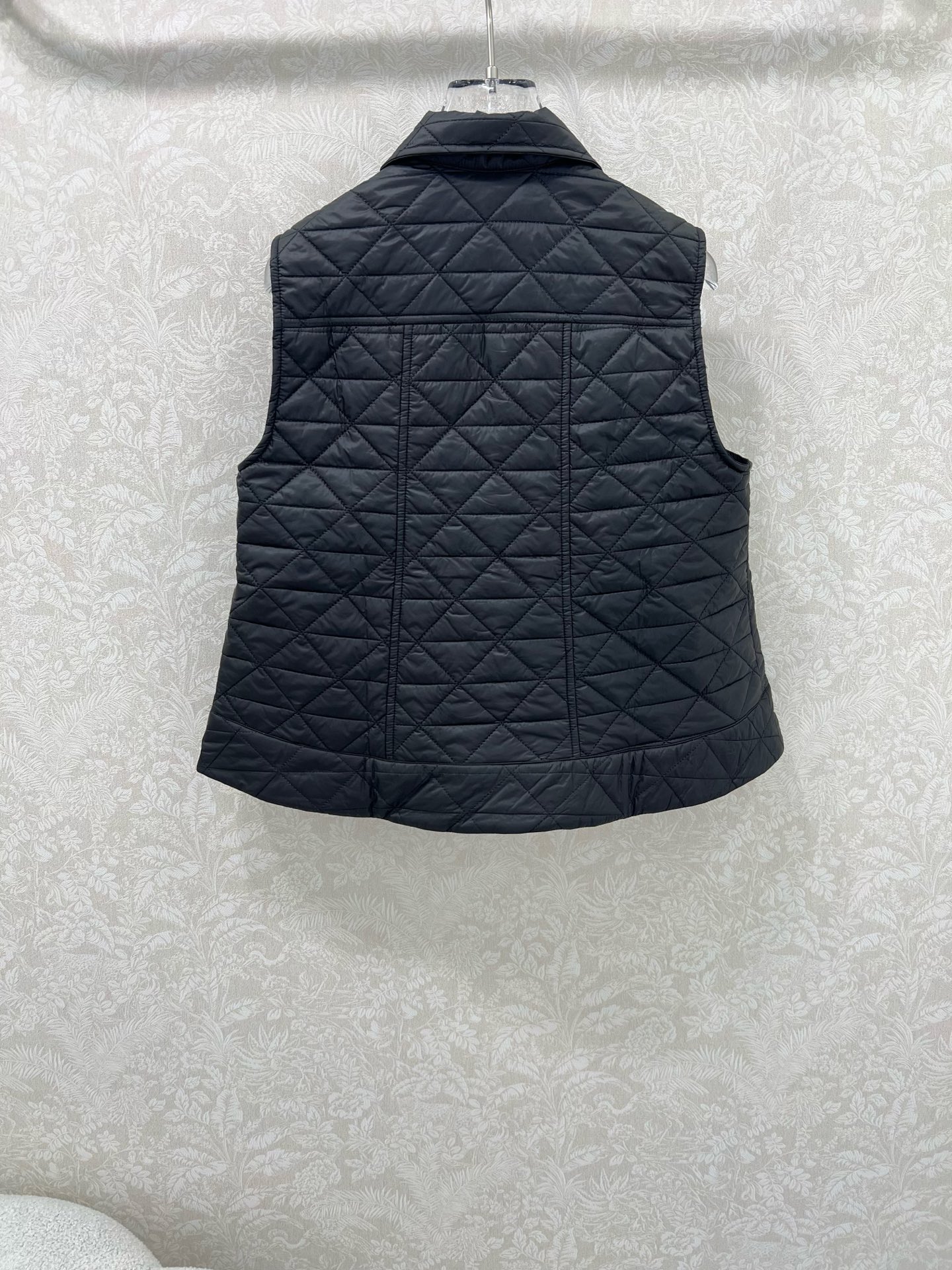 🔥🔥Moncle*25新款A摆藤格纹棉服马甲
定制YB防风防水尼龙材质 羽绒棉填充内里 整件轻型保暖 薄