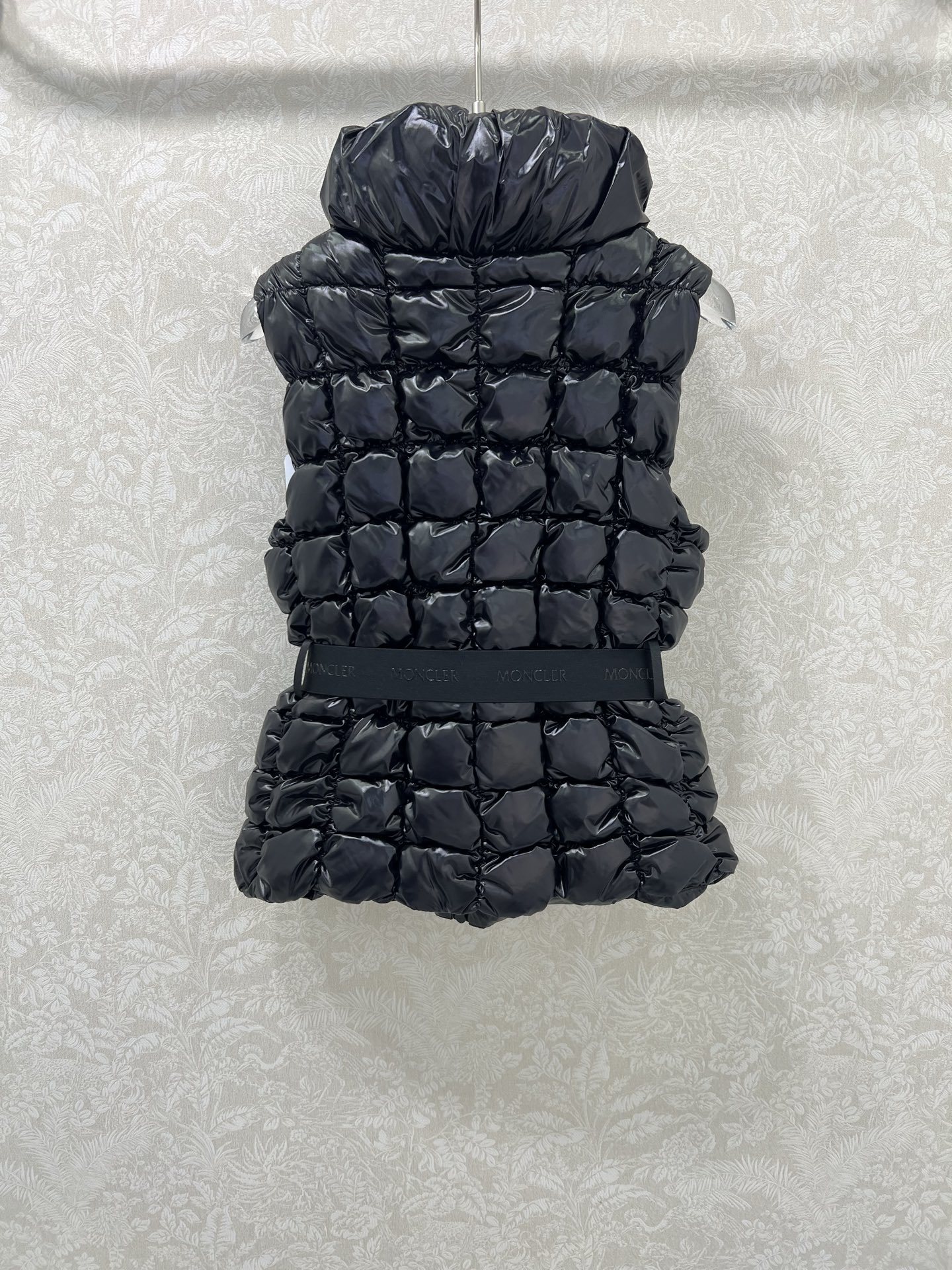 🔥🔥Moncle*25秋冬新款甜酷少女亮面机能黑菱格绗缝羽绒。甜酷感精准拿捏!精选轻盈保暖绒芯,菱格绗缝
