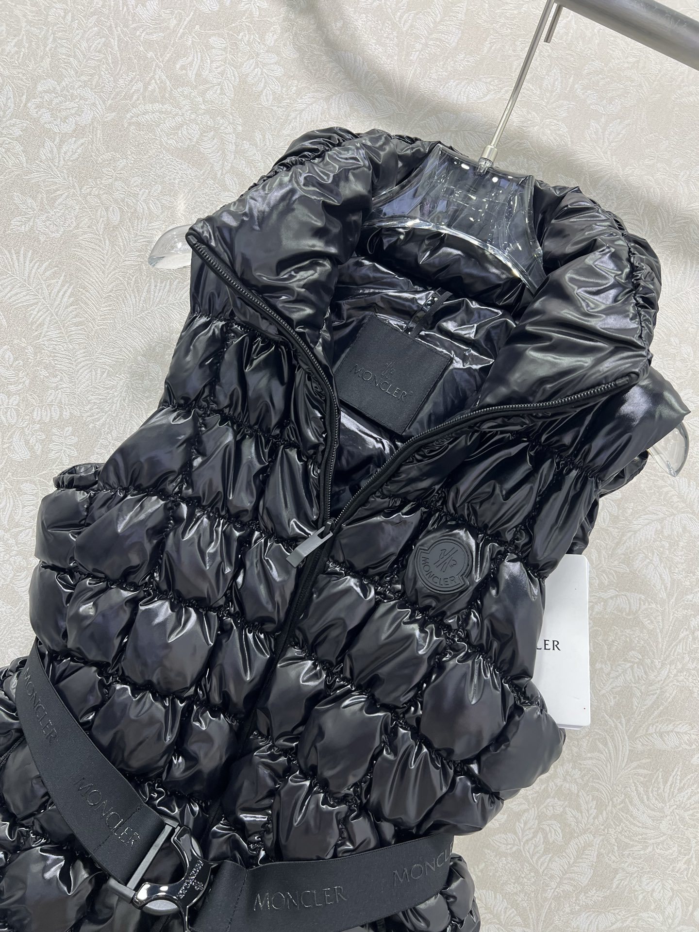 🔥🔥Moncle*25秋冬新款甜酷少女亮面机能黑菱格绗缝羽绒。甜酷感精准拿捏!精选轻盈保暖绒芯,菱格绗缝