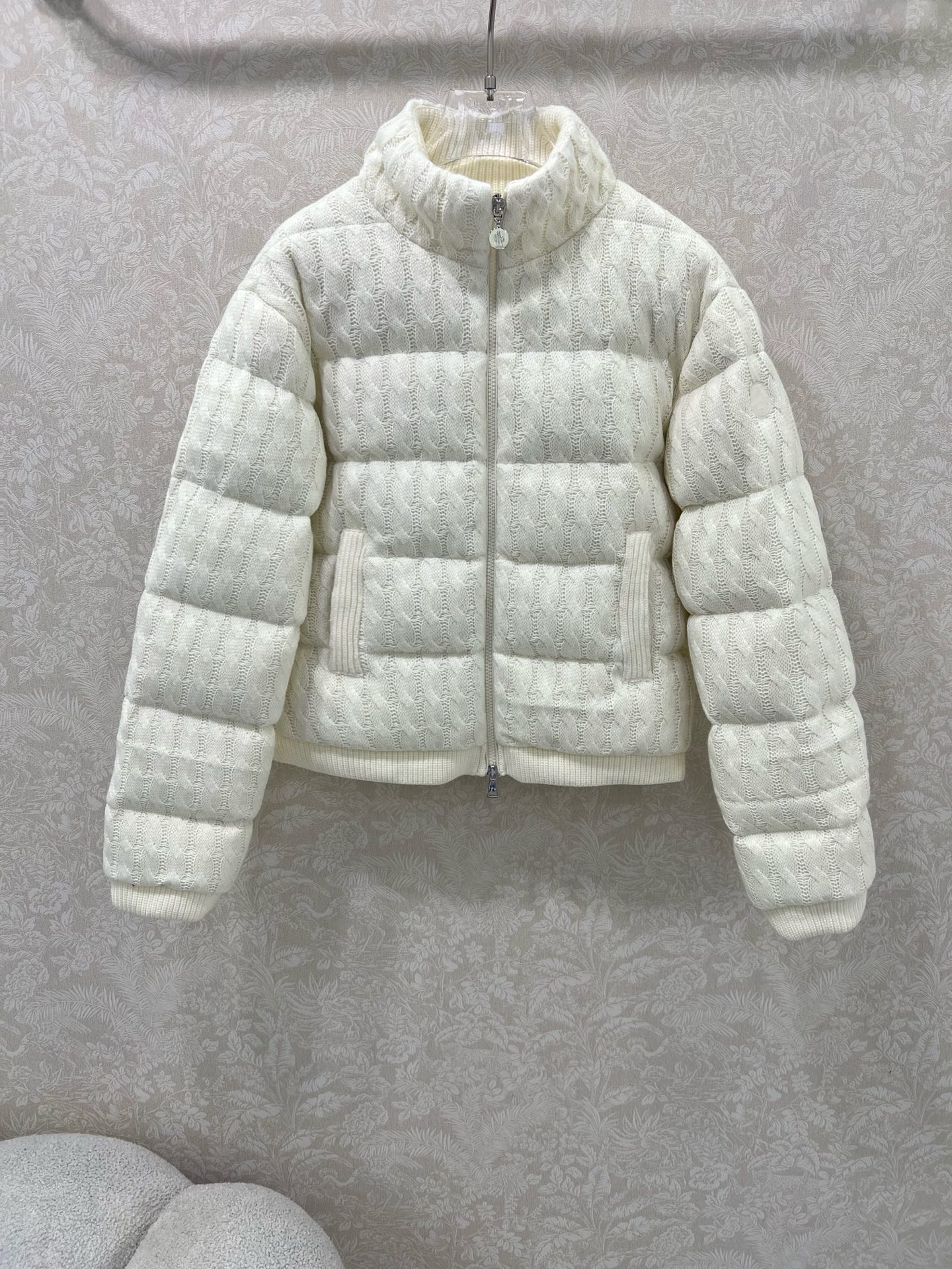 🔥🔥Moncle* 25新款羽绒服！！100%羊毛外壳绞花羽绒外套！高版本 手臂处经典logo 白富美必