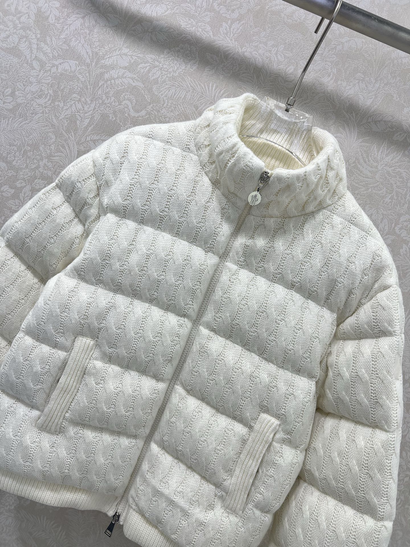 🔥🔥Moncle* 25新款羽绒服！！100%羊毛外壳绞花羽绒外套！高版本 手臂处经典logo 白富美必
