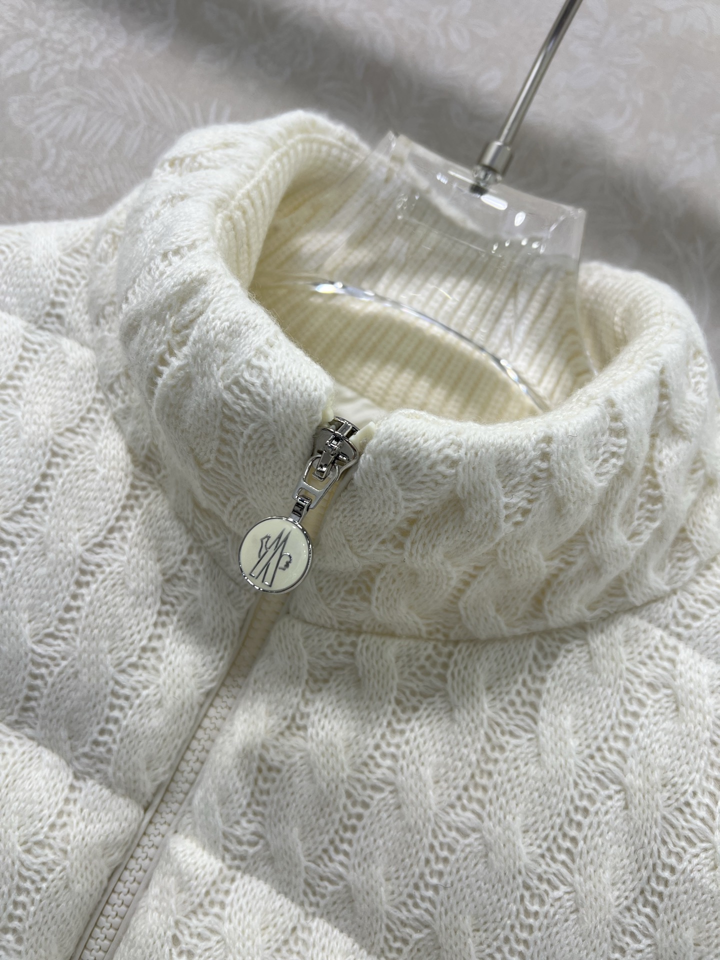 🔥🔥Moncle* 25新款羽绒服！！100%羊毛外壳绞花羽绒外套！高版本 手臂处经典logo 白富美必