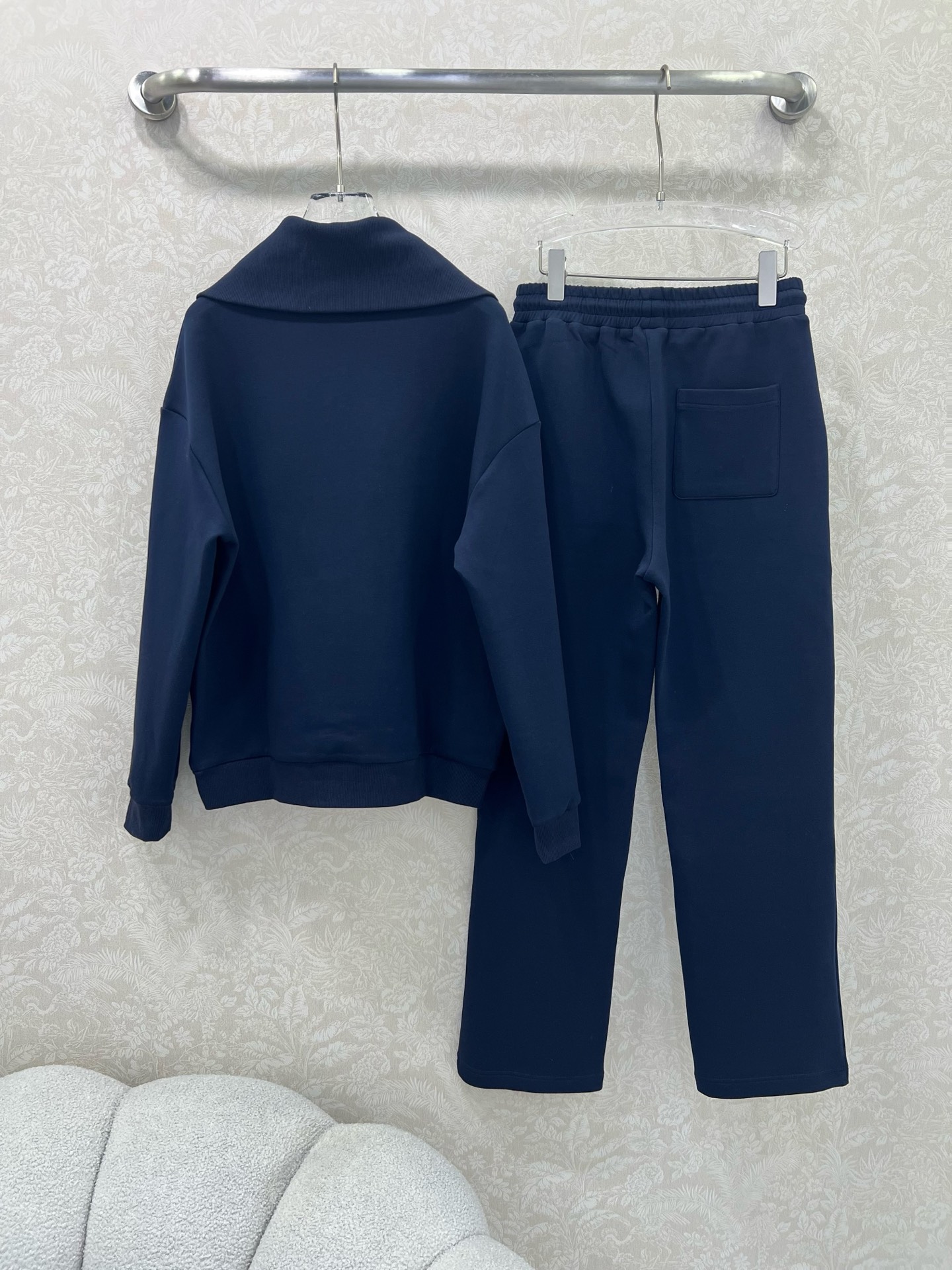 🔥🔥 miumi*25新款套装 螺纹翻领半拉链卫衣➕直筒长裤的组合 定制拉链头 胸前裤身miu皮标装饰 