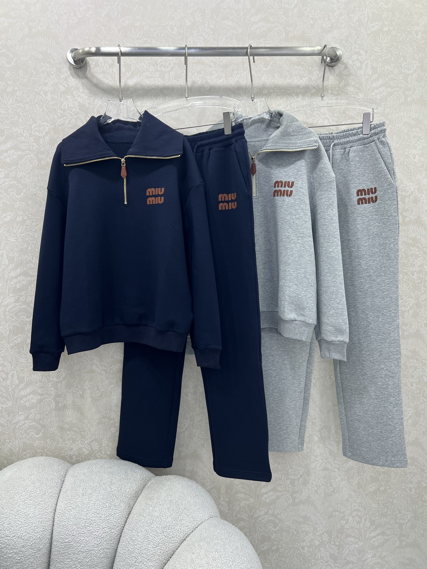 🔥🔥 miumi*25新款套装 螺纹翻领半拉链卫衣➕直筒长裤的组合 定制拉链头 胸前裤身miu皮标装饰 