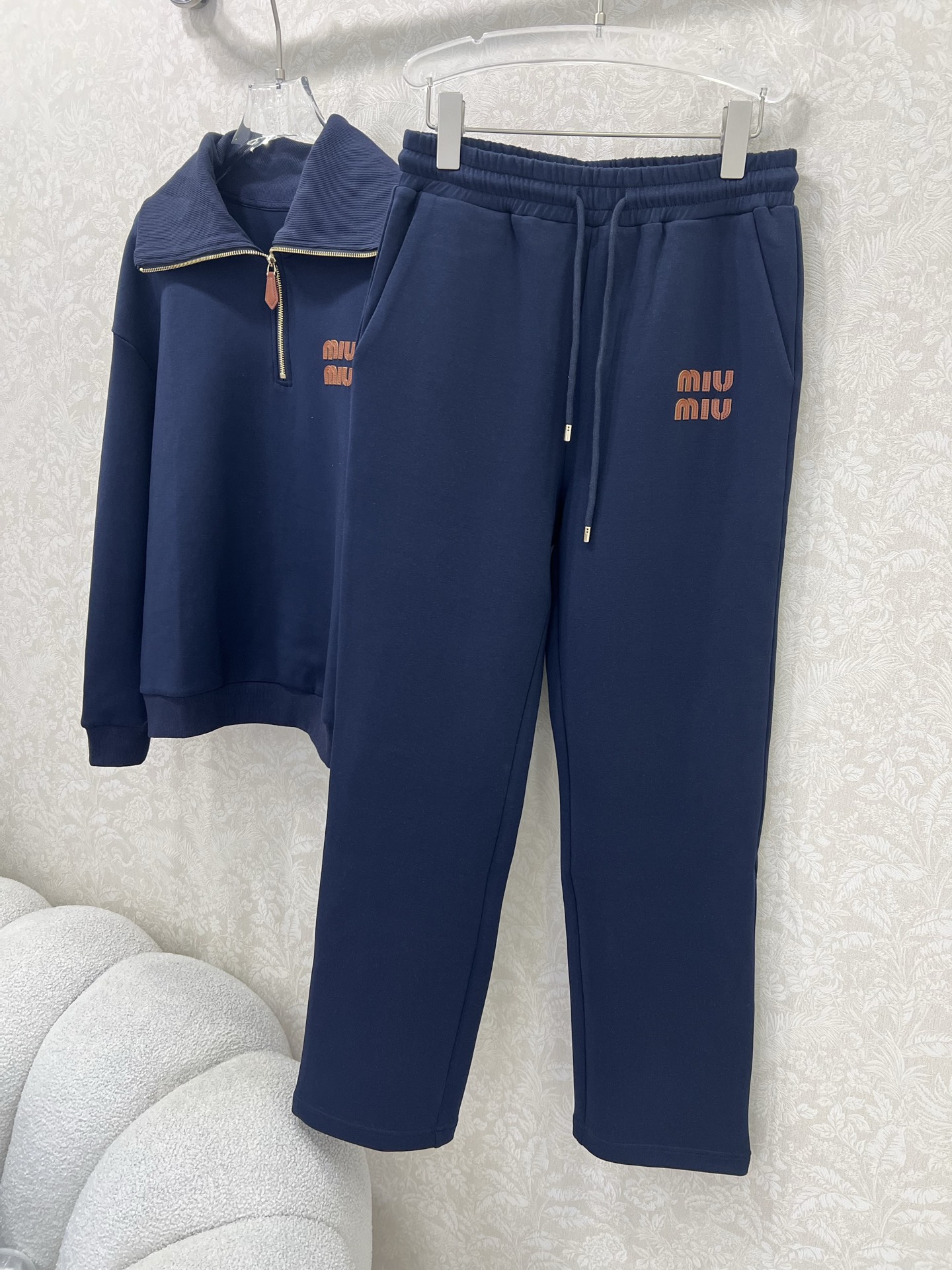 🔥🔥 miumi*25新款套装 螺纹翻领半拉链卫衣➕直筒长裤的组合 定制拉链头 胸前裤身miu皮标装饰 