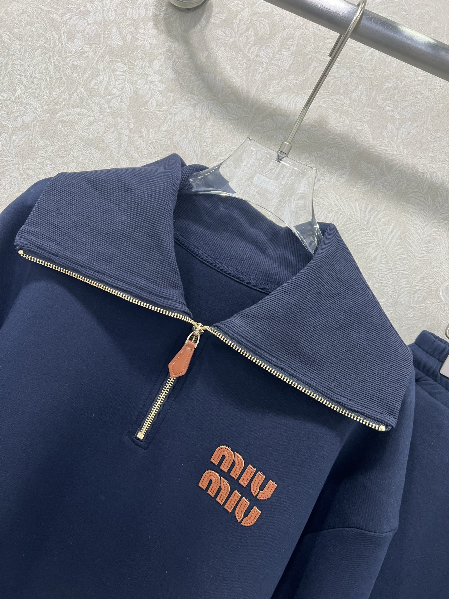 🔥🔥 miumi*25新款套装 螺纹翻领半拉链卫衣➕直筒长裤的组合 定制拉链头 胸前裤身miu皮标装饰 