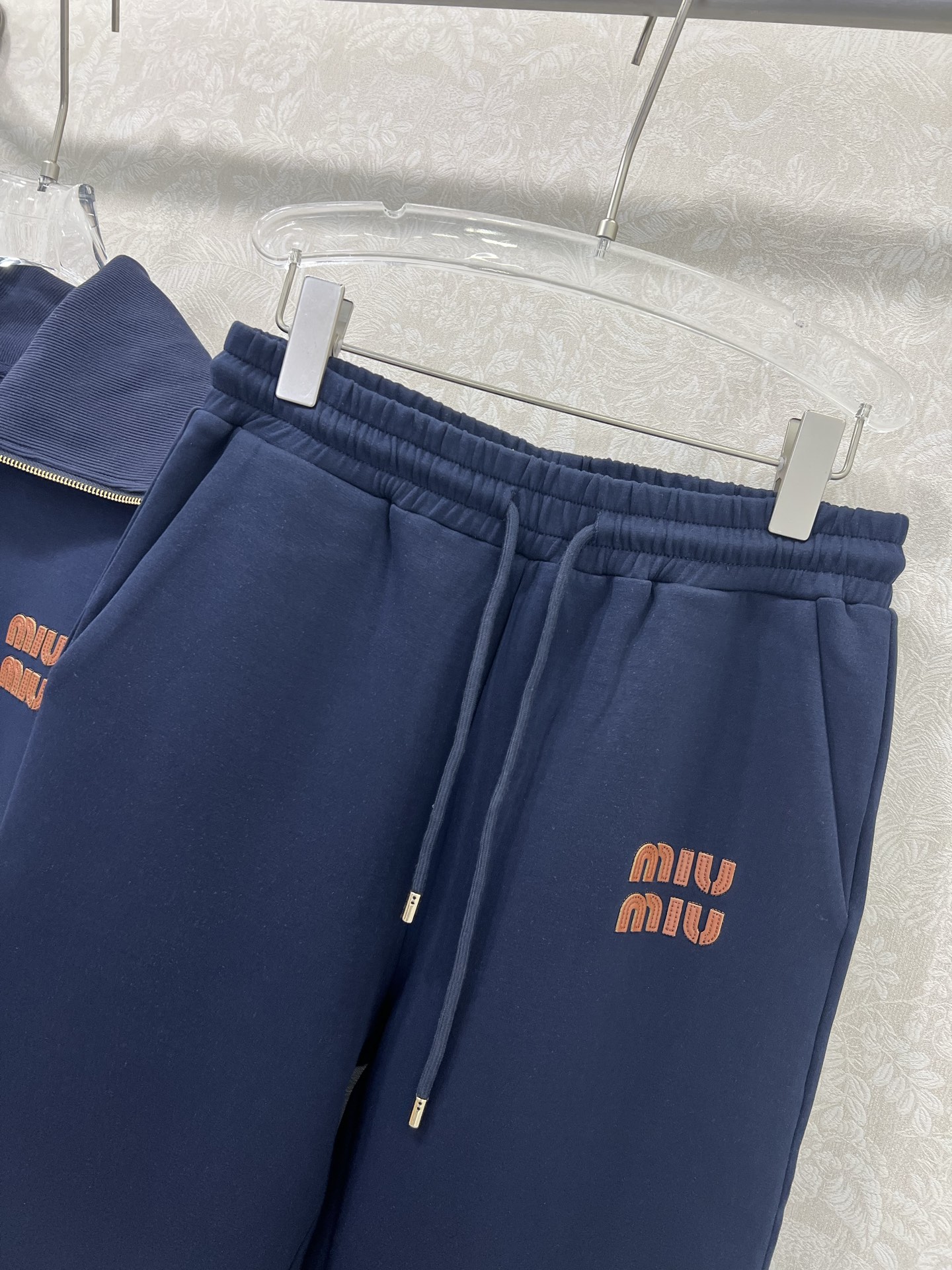 🔥🔥 miumi*25新款套装 螺纹翻领半拉链卫衣➕直筒长裤的组合 定制拉链头 胸前裤身miu皮标装饰 