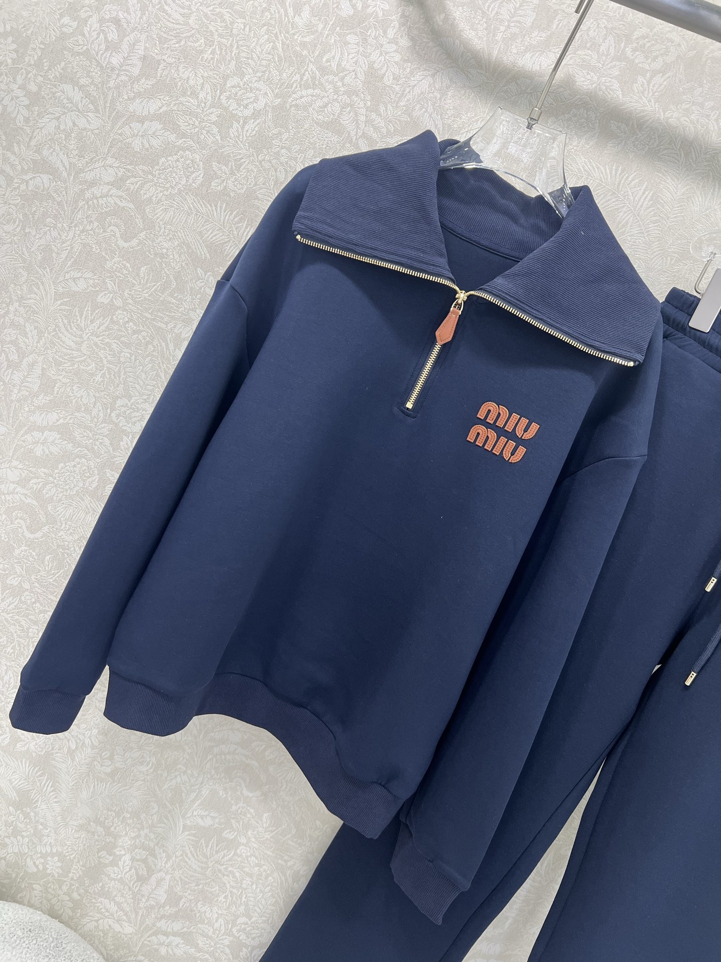 🔥🔥 miumi*25新款套装 螺纹翻领半拉链卫衣➕直筒长裤的组合 定制拉链头 胸前裤身miu皮标装饰 