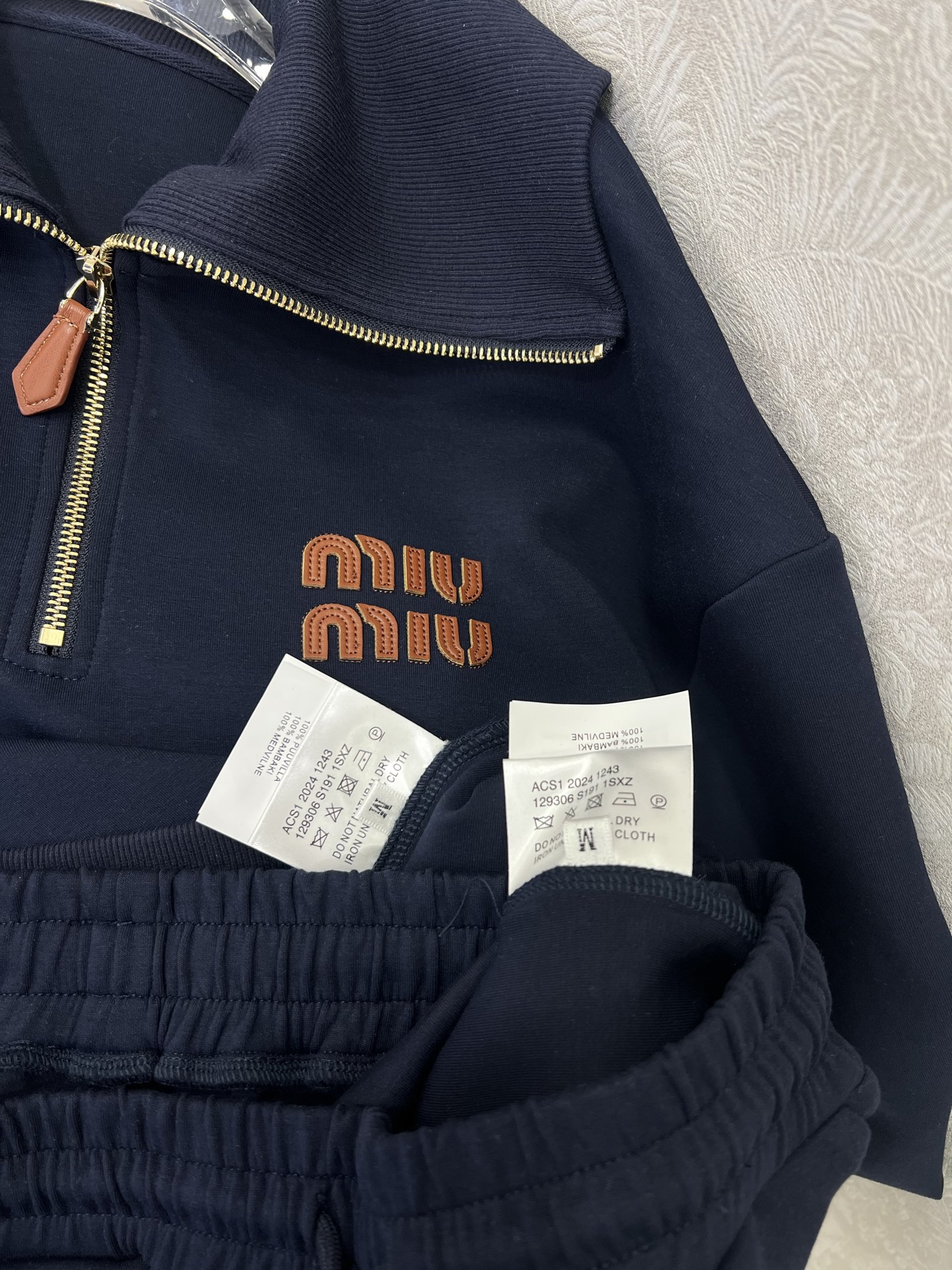 🔥🔥 miumi*25新款套装 螺纹翻领半拉链卫衣➕直筒长裤的组合 定制拉链头 胸前裤身miu皮标装饰 