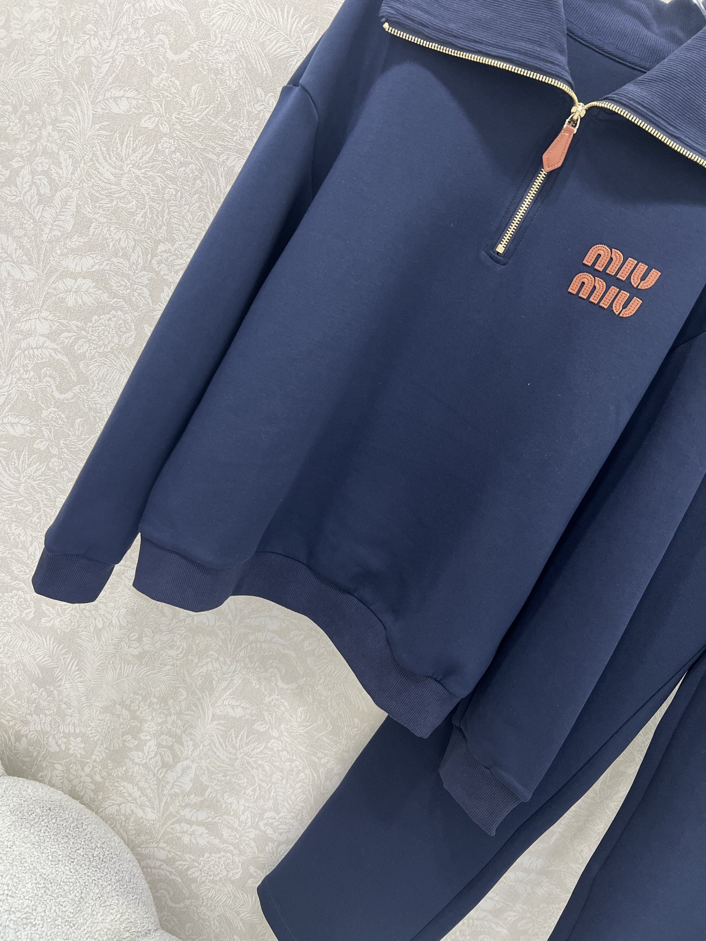 🔥🔥 miumi*25新款套装 螺纹翻领半拉链卫衣➕直筒长裤的组合 定制拉链头 胸前裤身miu皮标装饰 