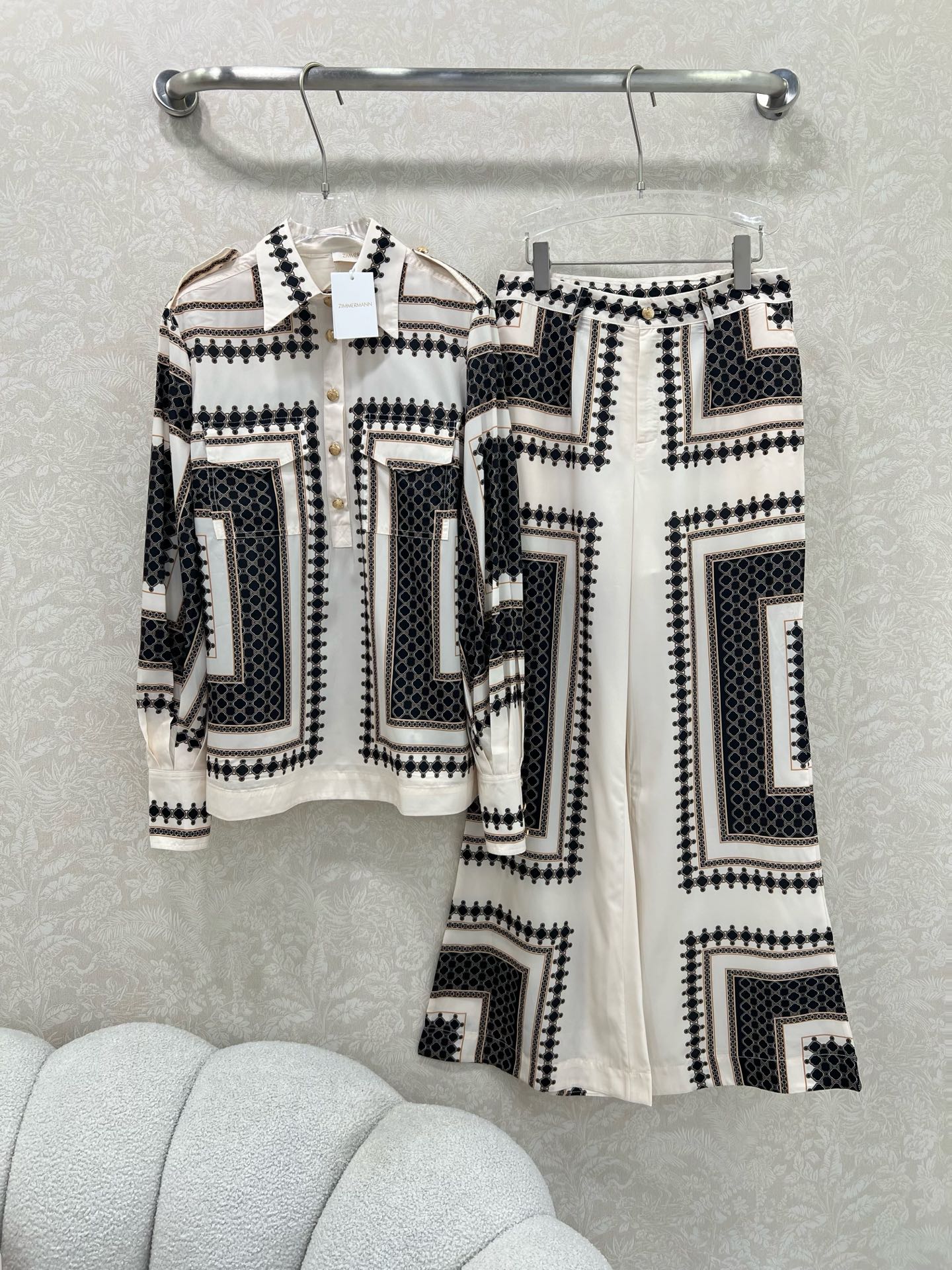 NO:639259,Zimmerman*/Zimmerman 25 new four-leaf clover contrasting print series suit is new. Lapel and lantern sleeve design. Top + slightly flared wide-leg pants. Customized front hardware. Breast pockets are eye-catching. The cuffs are tightened into puff sleeves. Trousers with wide legs are super slim and have a super correct fit. They show temperament in casual wear. Monochrome size 4 SMLXLB, Zimmerman-Clothing, alexander wang19860909Zimmerman*兹/默曼 25新款四叶草撞色印花系列套装上新啦 翻领和灯笼袖设计 上衣+微喇阔腿裤 前襟定制五金 胸前口袋超吸睛让人眼前一亮 袖口收紧变成泡泡袖 长裤阔腿超级显瘦,版型超正 随意一搭都显气质 单色4码SMLXLB,兹默曼-服装,alexander wang,Women's clothing