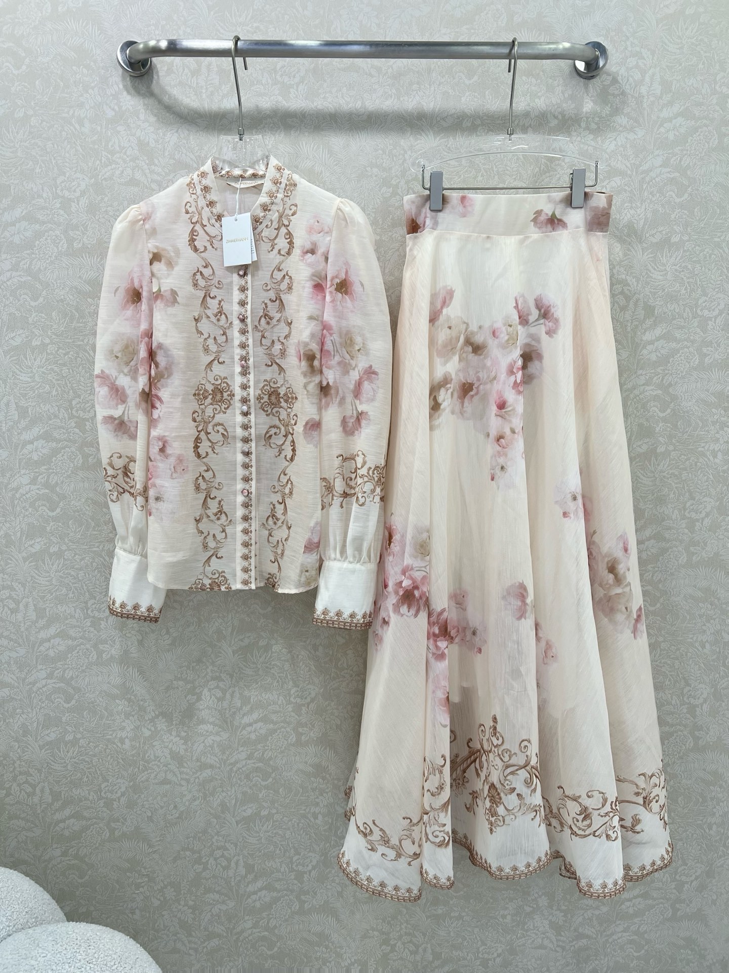 NO:639256,Zimmerman*/Merman 25 new positioning flower series. Combination suit of tops and skirts. Small stand-up collar and lantern sleeve design. Single-breasted design on the front. Super eye-catching. The cuffs are tightened into puff sleeves. The lengthened skirt has an oversized hem. The materials are full of sincerity. Super invincible fairy style. Heavy work details, perfect replica of the counter style. Full of high-end feeling, super correct version. It shows your temperament in any combination.  Monochrome size 4 SMLXLB, Zimmerman-clothing, skirts, alexander wang19860909Zimmerman*兹/默曼 25新款定位花系列 上衣半裙得组合套装 小立领和灯笼袖设计 前襟单排扣设计 超吸睛让人眼前一亮 袖口收紧变成泡泡袖 变长款半裙裙身超大摆用料诚意满满 超无敌仙女款 重工细节,完美复刻专柜款 高级感满满,版型超正 随意一搭都显气质 单色4码SMLXLB,兹默曼-服装,skirts,alexander wang,Women's clothing