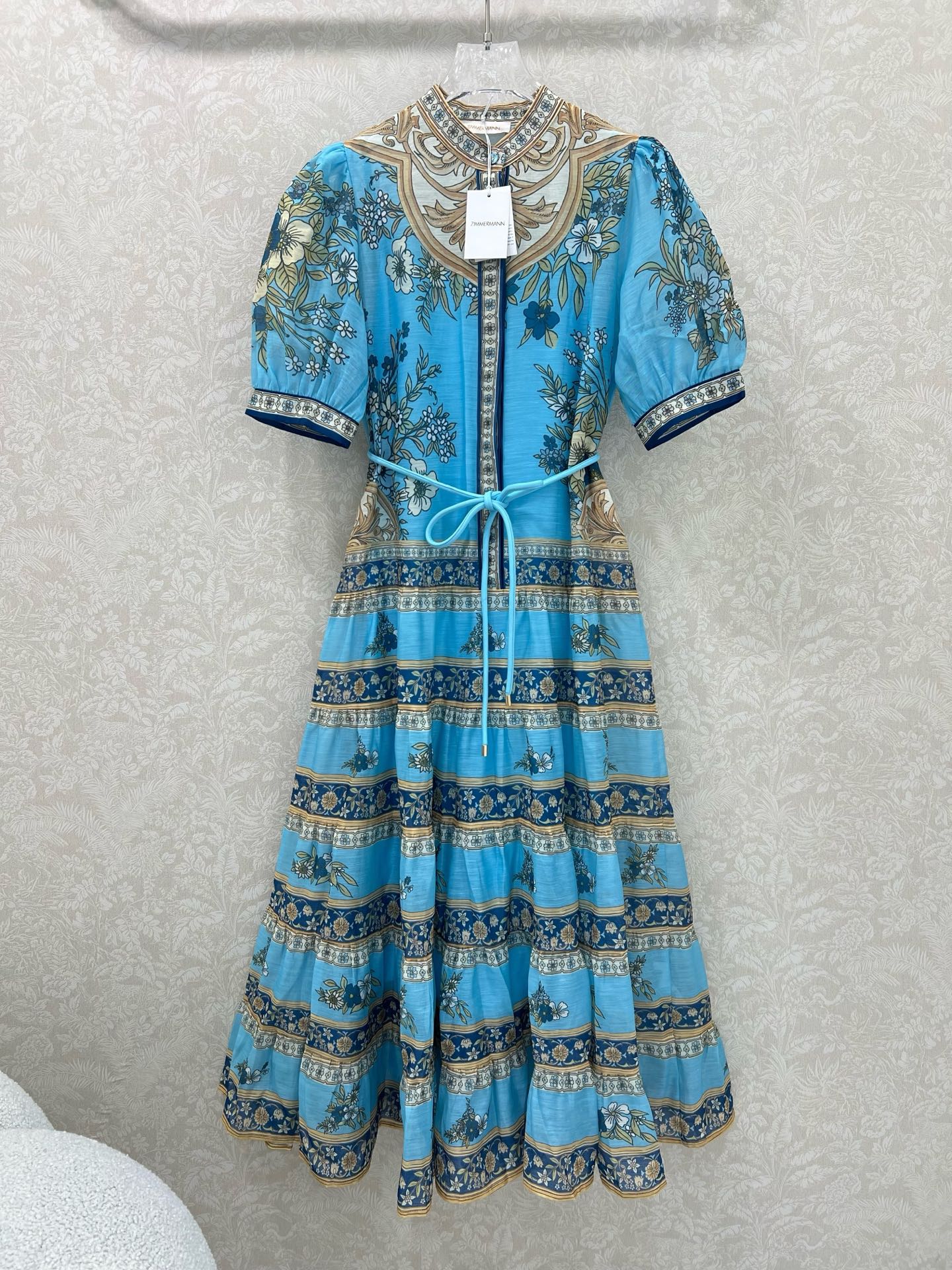 NO:639250,Zimmerman*/Zimmerman 25 new positioning flower series, aquamarine printed masterpieces, small stand-up collar, short-sleeved and super delicate dress is coming. Single row of cloth buttons on the front. The cuffs are tightened into puff sleeves. Customized waist cords at the waist. Plant printing on the skirt. Oversized hem of materials. Full of sincerity. Super invincible fairy style. Heavy workmanship details, perfect reproduction of the counter style. Full of high-end, super correct version. It shows temperament in any combination.  Single color code 4 SMLXLB, Zimmerman-clothing, skirts, T-shirt, alexander wang19860909Zimmerman*兹/默曼 25新款定位花系列 海蓝宝色系印花绝绝子 小立领短袖超美腻的连衣裙来袭 前襟单排本布包扣 袖口收紧变成泡泡袖 腰部配送定制腰绳 裙身植物印花 超大摆用料诚意满满 超无敌仙女款 重工细节,完美复刻专柜款 高级感满满,版型超正 随意一搭都显气质 单色4码SMLXLB,兹默曼-服装,skirts,T-shirt,alexander wang,Women's clothing