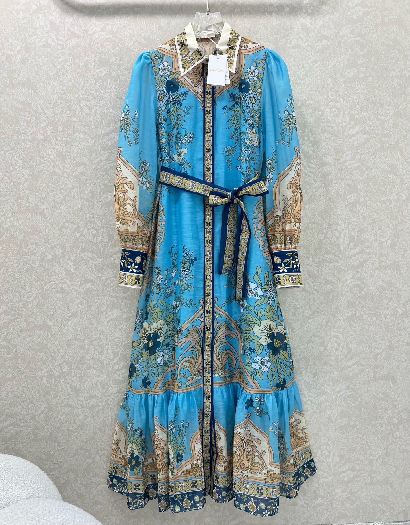 NO:639247,Zimmerman*/Merman 25 new positioning flower series, aquamarine printed masterpieces, super beautiful dress with long sleeves and lapels, single row of genuine cloth buttons on the front, cuffs tightened to become puff sleeves, custom-made cloth belt at the waist, botanical printing on the skirt, oversized hem of materials, full of sincerity, super invincible fairy style, heavy work details, perfect replica of the counter style, full of high-end feeling, super correct version, casual wear will show your temperament  Monochrome size 4 SMLXLB, Zimmerman-clothing, skirts, alexander wang19860909Zimmerman*兹/默曼 25新款定位花系列 海蓝宝色系印花绝绝子 翻领长袖超美腻的连衣裙来袭 前襟单排本布包扣 袖口收紧变成泡泡袖 腰部配送定制本布腰带 裙身植物印花 超大摆用料诚意满满 超无敌仙女款 重工细节,完美复刻专柜款 高级感满满,版型超正 随意一搭都显气质 单色4码SMLXLB,兹默曼-服装,skirts,alexander wang,Women's clothing