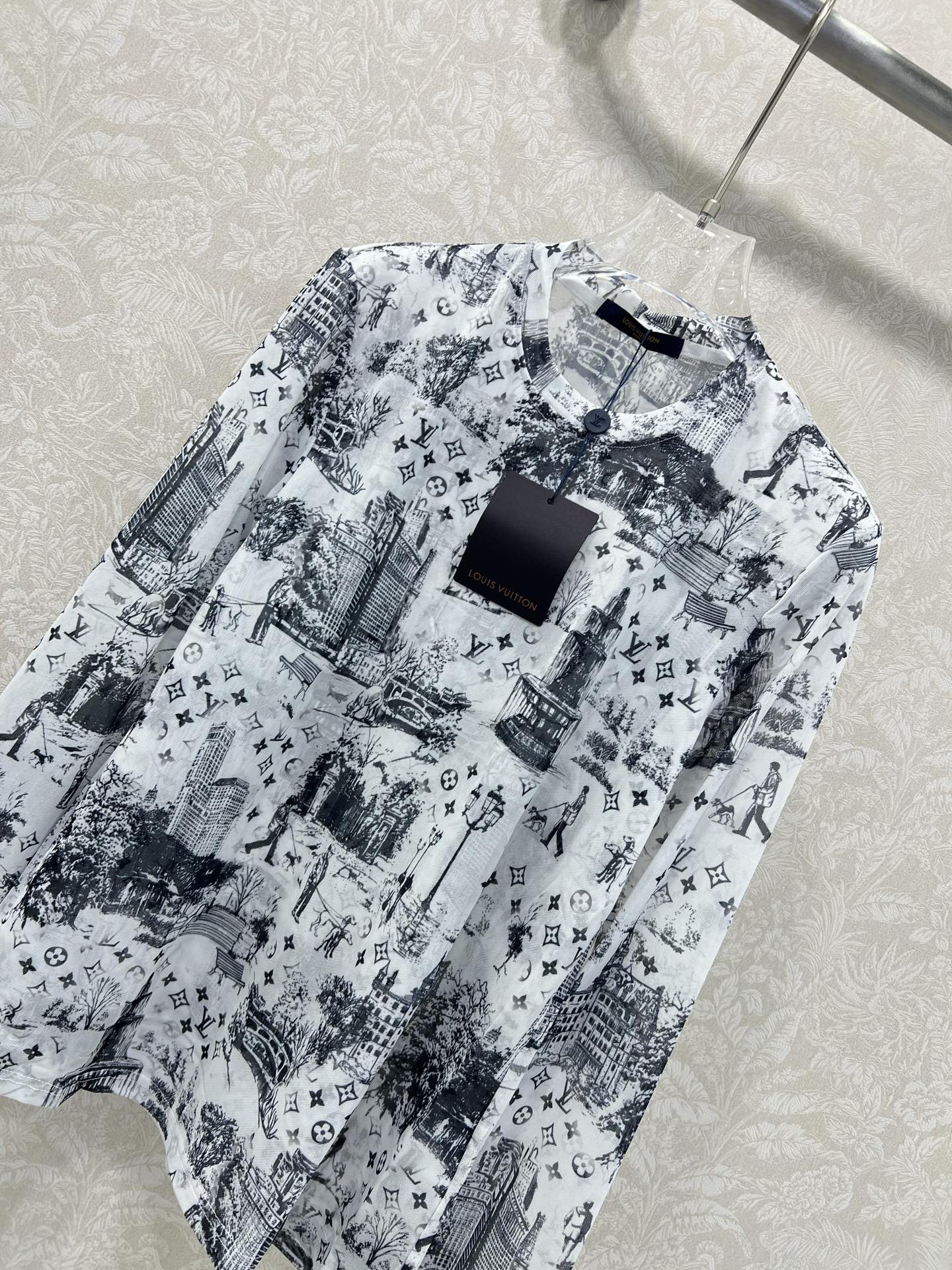 🔥🔥Louis Vuitt*n25新款网纱打底衫~整体老花晕染字母印花网纱面料亲肤又透气 胸前字母log