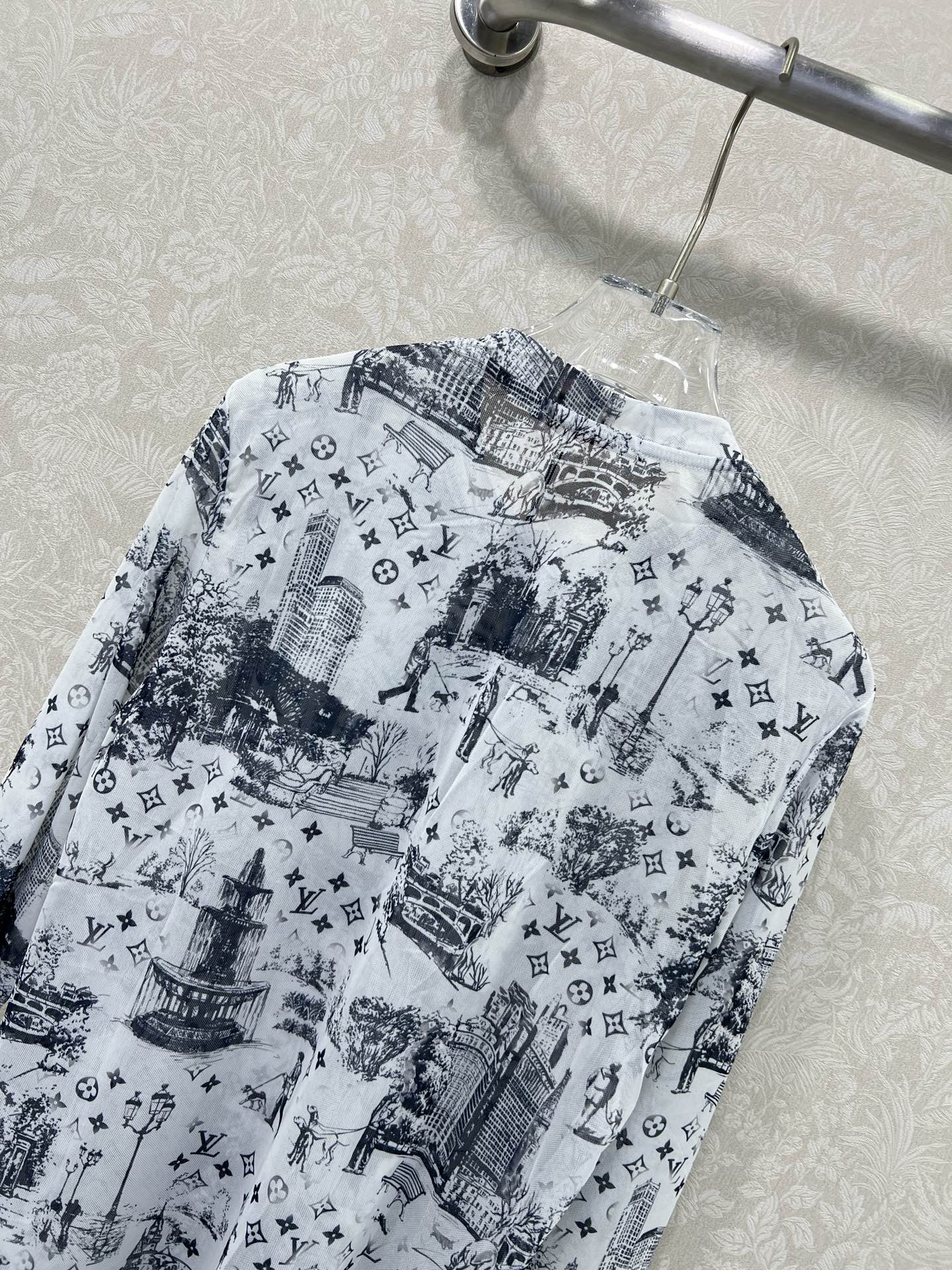🔥🔥Louis Vuitt*n25新款网纱打底衫~整体老花晕染字母印花网纱面料亲肤又透气 胸前字母log