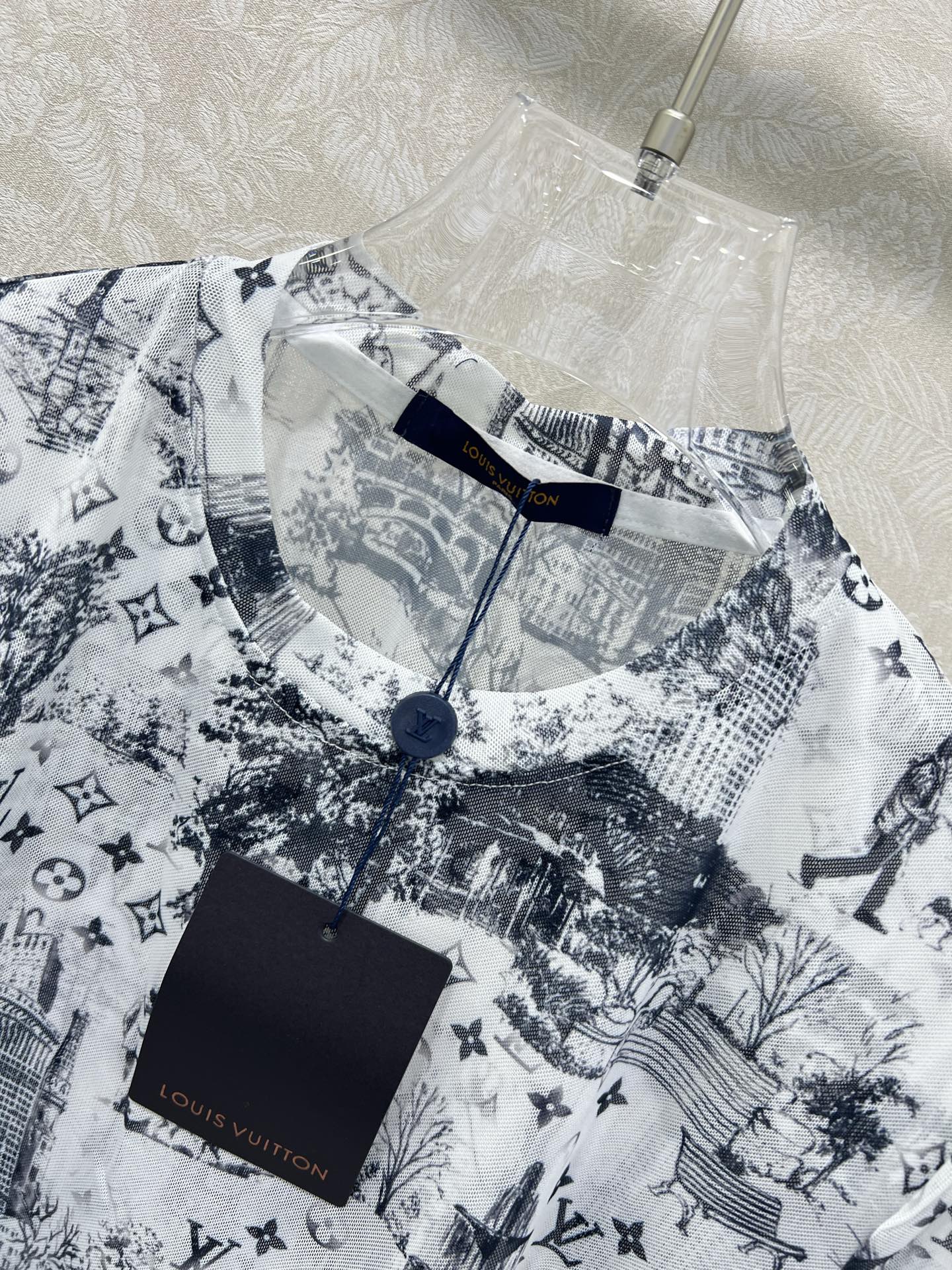 🔥🔥Louis Vuitt*n25新款网纱打底衫~整体老花晕染字母印花网纱面料亲肤又透气 胸前字母log