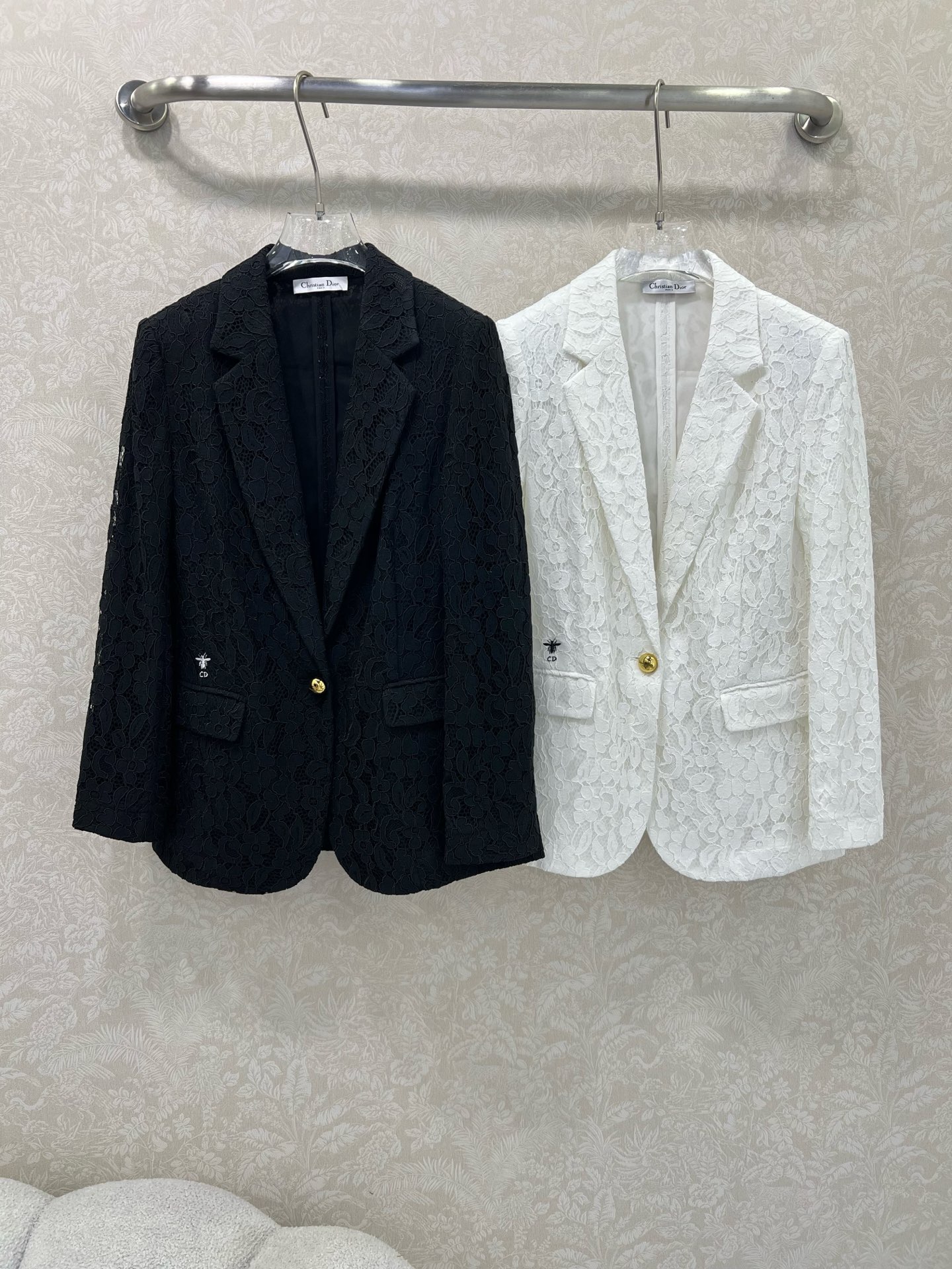 🔥🔥Dio* 25新款翻领单粒扣蕾丝水溶花西装外套 经典小蜜蜂刺绣 定制logo五金单粒扣设计 蕾丝本身