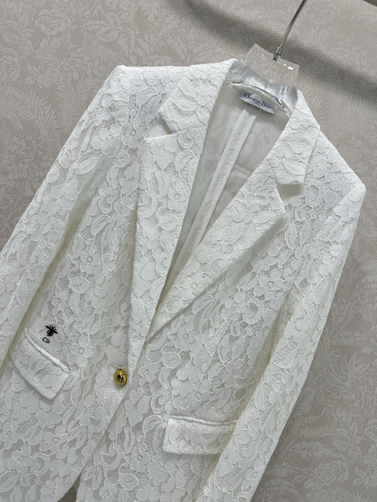 🔥🔥Dio* 25新款翻领单粒扣蕾丝水溶花西装外套 经典小蜜蜂刺绣 定制logo五金单粒扣设计 蕾丝本身