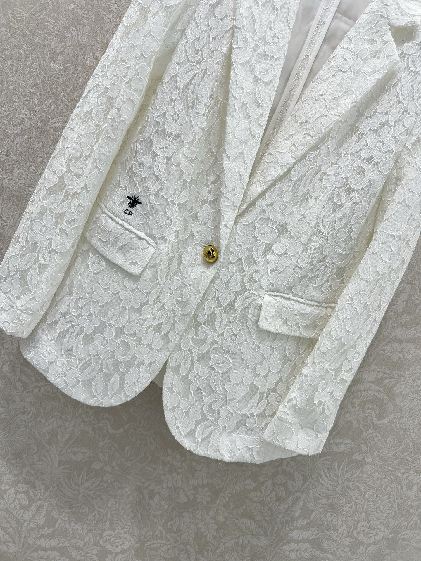 🔥🔥Dio* 25新款翻领单粒扣蕾丝水溶花西装外套 经典小蜜蜂刺绣 定制logo五金单粒扣设计 蕾丝本身