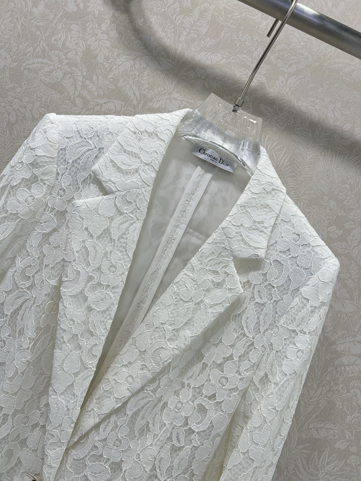 🔥🔥Dio* 25新款翻领单粒扣蕾丝水溶花西装外套 经典小蜜蜂刺绣 定制logo五金单粒扣设计 蕾丝本身