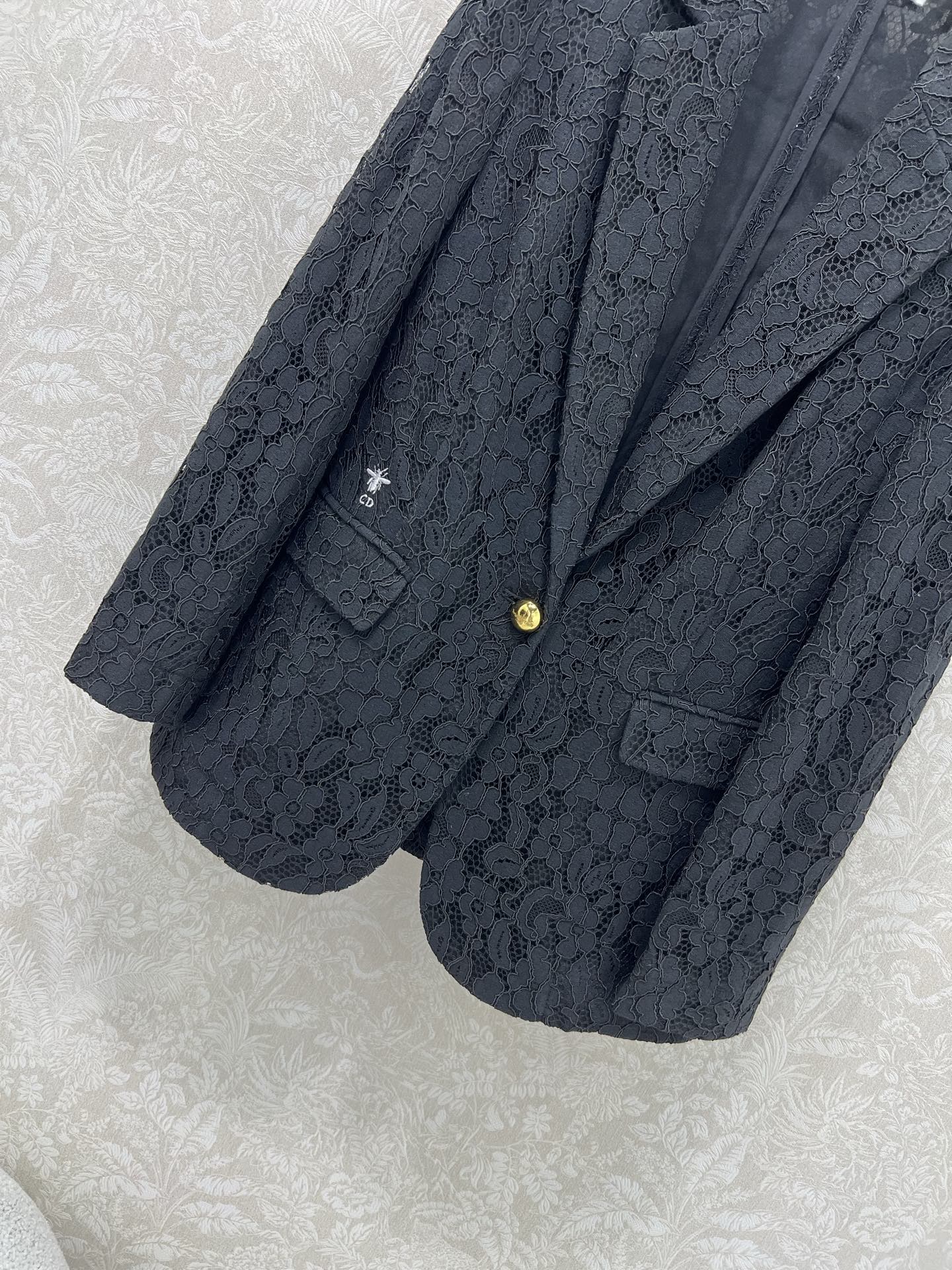 🔥🔥Dio* 25新款翻领单粒扣蕾丝水溶花西装外套 经典小蜜蜂刺绣 定制logo五金单粒扣设计 蕾丝本身