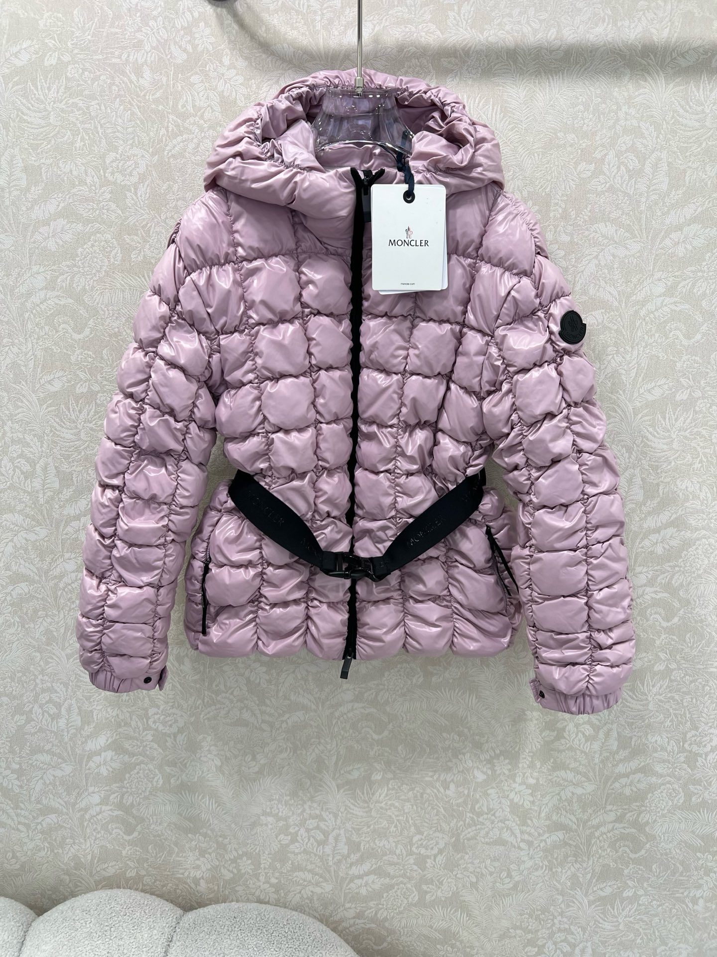 🔥🔥Moncle*25秋冬新款甜酷少女亮面机能黑菱格绗缝连帽羽绒服。甜酷感精准拿捏！精选轻盈保暖绒芯，菱