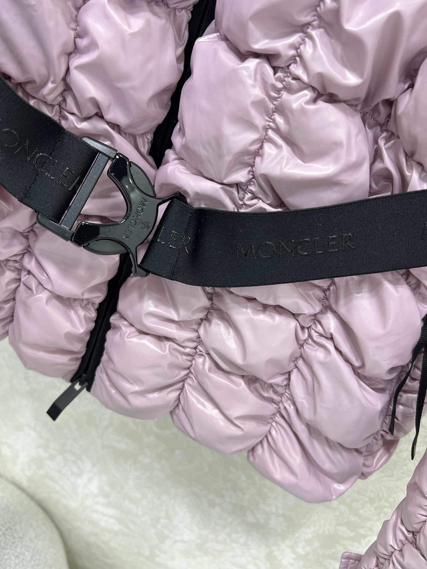 🔥🔥Moncle*25秋冬新款甜酷少女亮面机能黑菱格绗缝连帽羽绒服。甜酷感精准拿捏！精选轻盈保暖绒芯，菱
