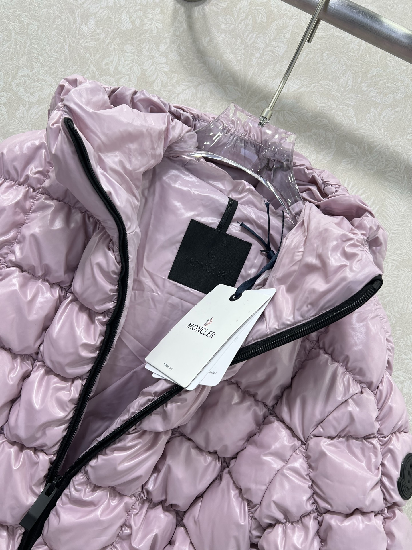 🔥🔥Moncle*25秋冬新款甜酷少女亮面机能黑菱格绗缝连帽羽绒服。甜酷感精准拿捏！精选轻盈保暖绒芯，菱