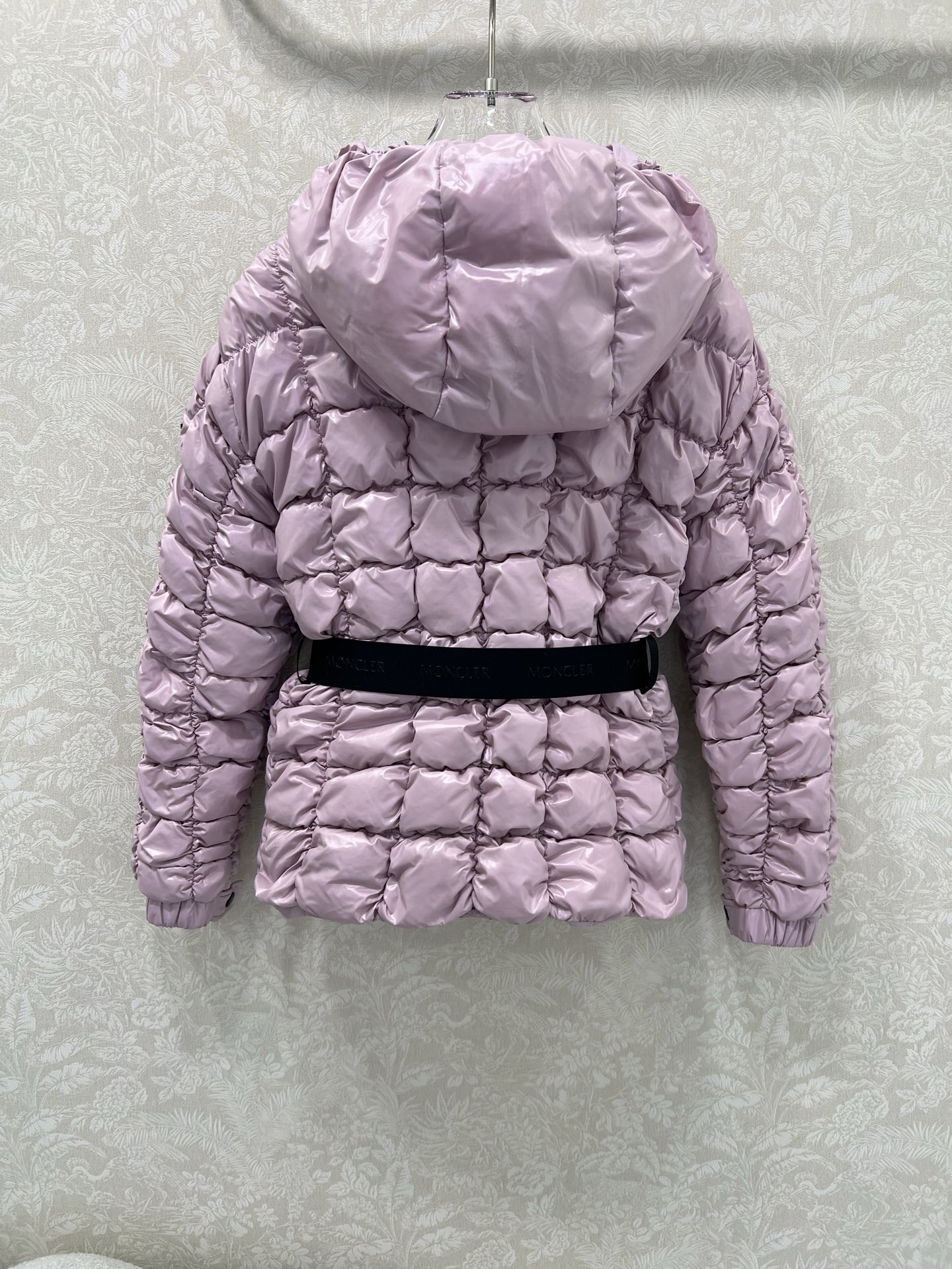 🔥🔥Moncle*25秋冬新款甜酷少女亮面机能黑菱格绗缝连帽羽绒服。甜酷感精准拿捏！精选轻盈保暖绒芯，菱