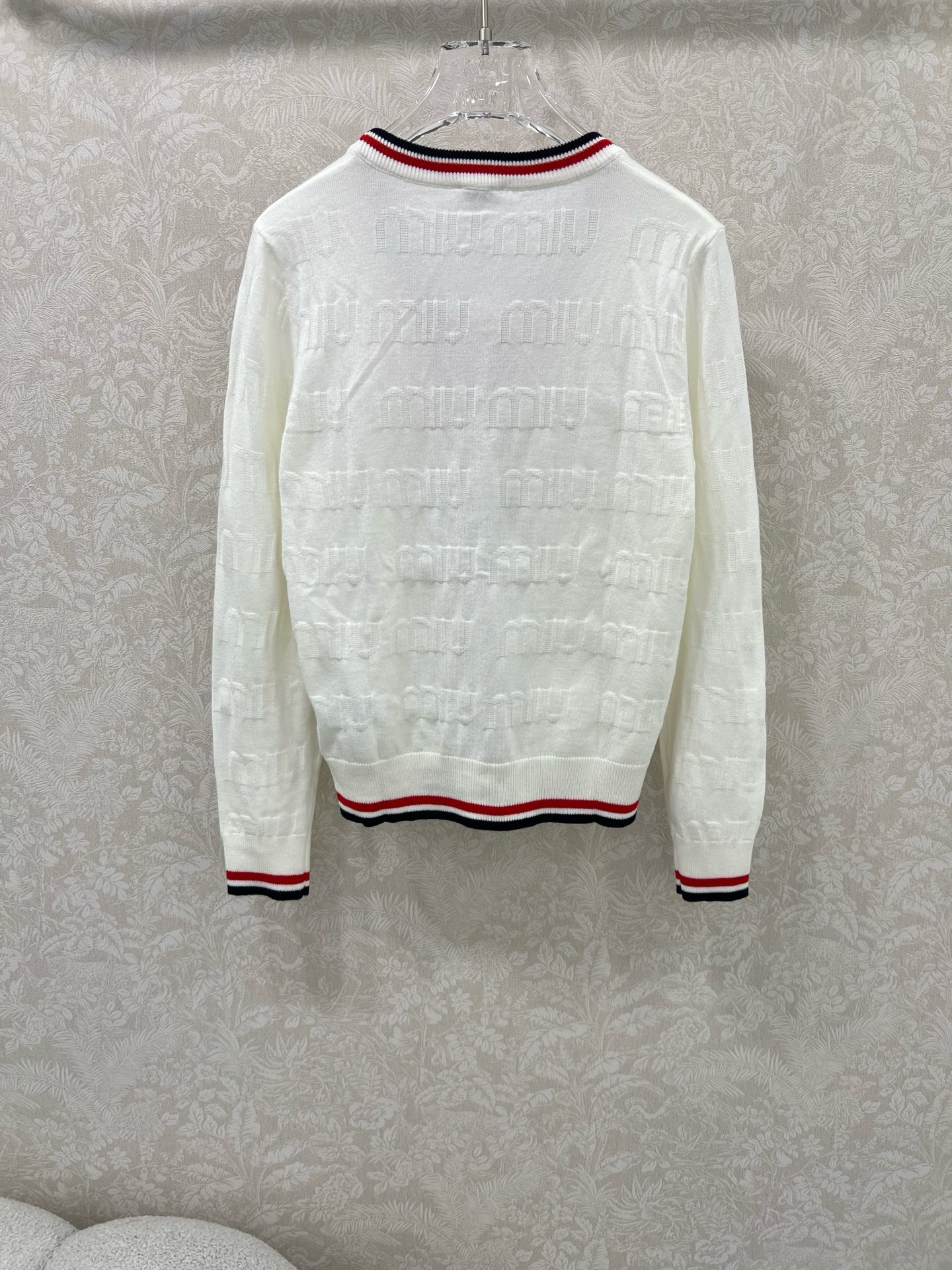 🔥🔥Miumi*25新款V领针织开衫 整体miu字母提花 领边下摆红白条撞色 独家高版出品 真的很难不让