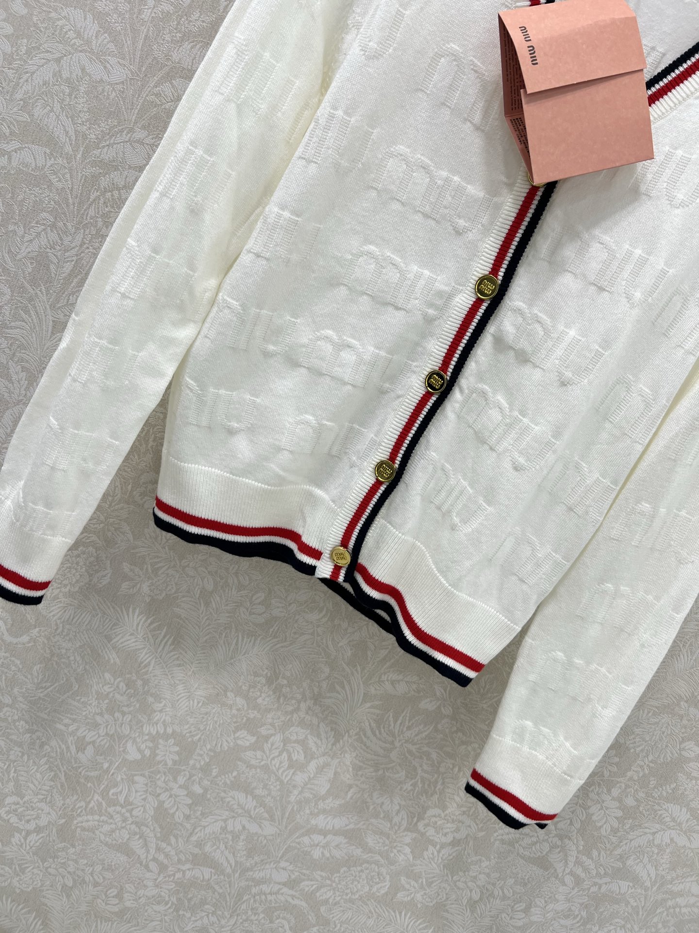 🔥🔥Miumi*25新款V领针织开衫 整体miu字母提花 领边下摆红白条撞色 独家高版出品 真的很难不让