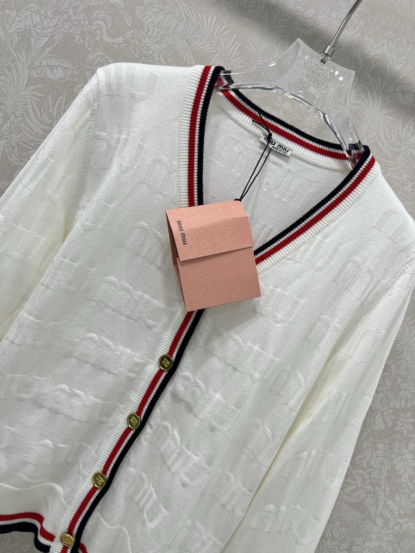 🔥🔥Miumi*25新款V领针织开衫 整体miu字母提花 领边下摆红白条撞色 独家高版出品 真的很难不让