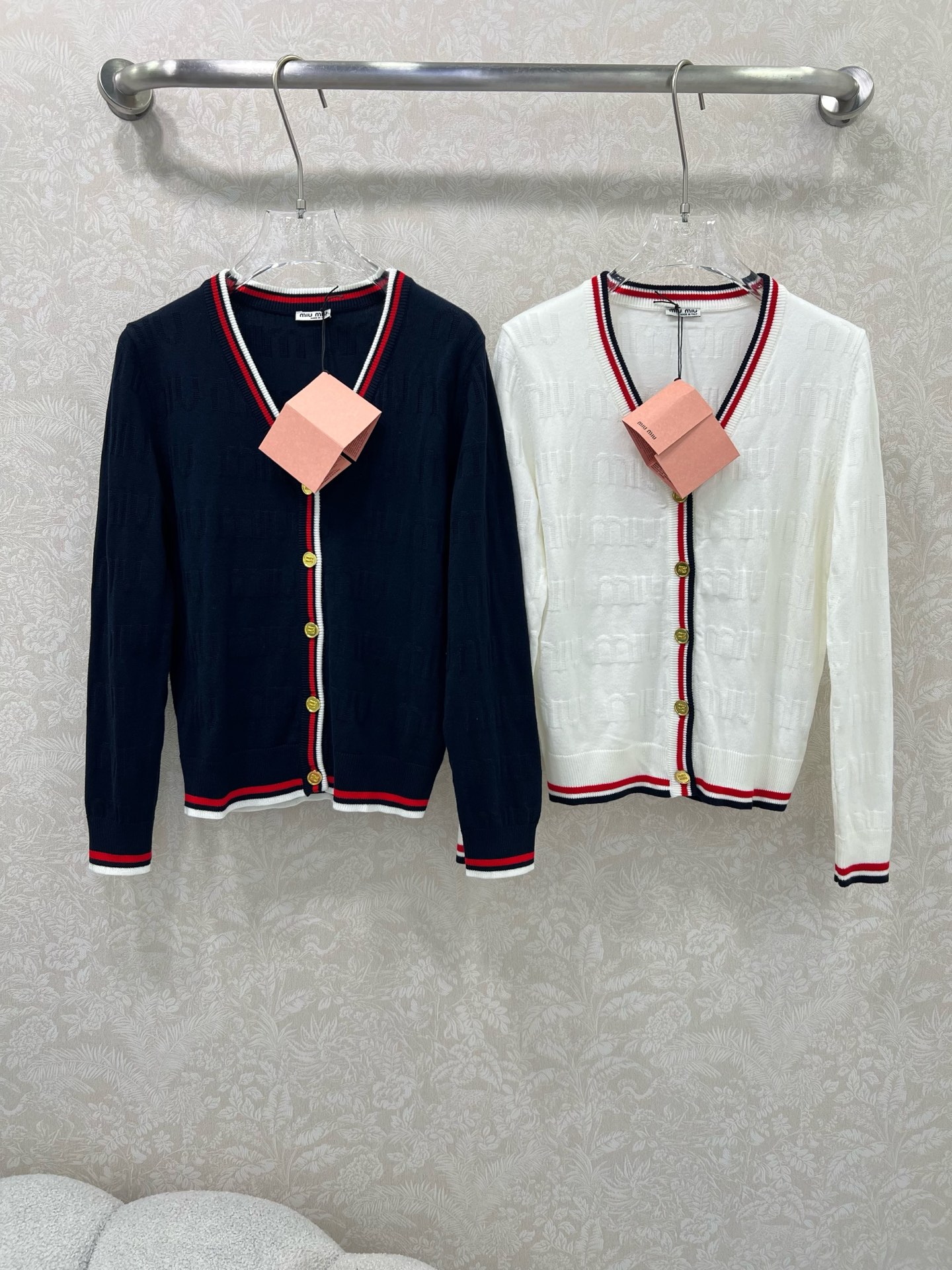 🔥🔥Miumi*25新款V领针织开衫 整体miu字母提花 领边下摆红白条撞色 独家高版出品 真的很难不让