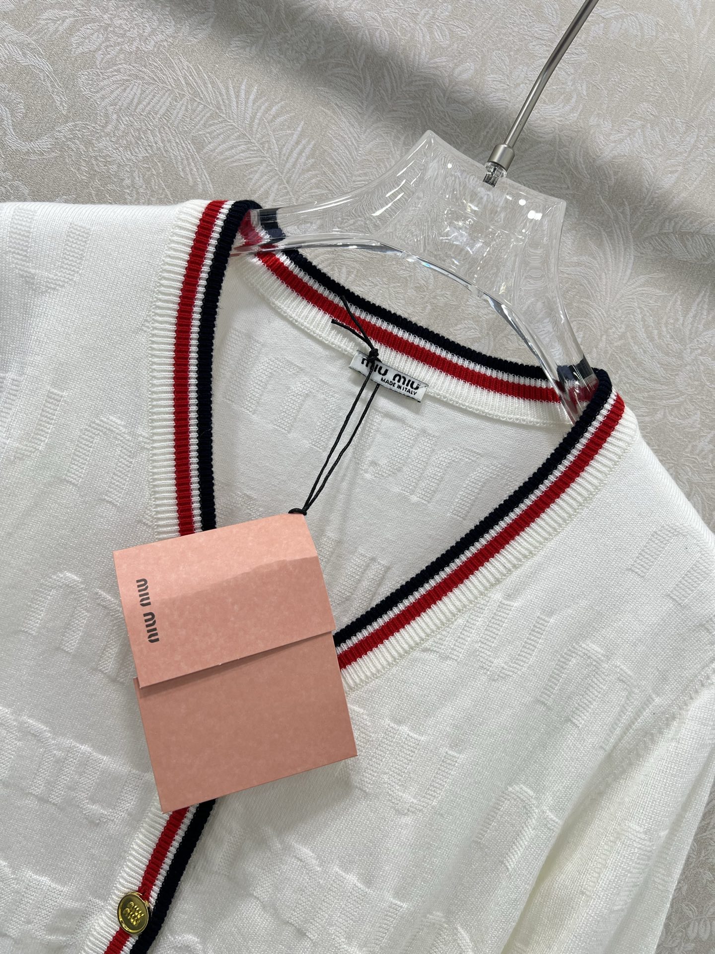 🔥🔥Miumi*25新款V领针织开衫 整体miu字母提花 领边下摆红白条撞色 独家高版出品 真的很难不让