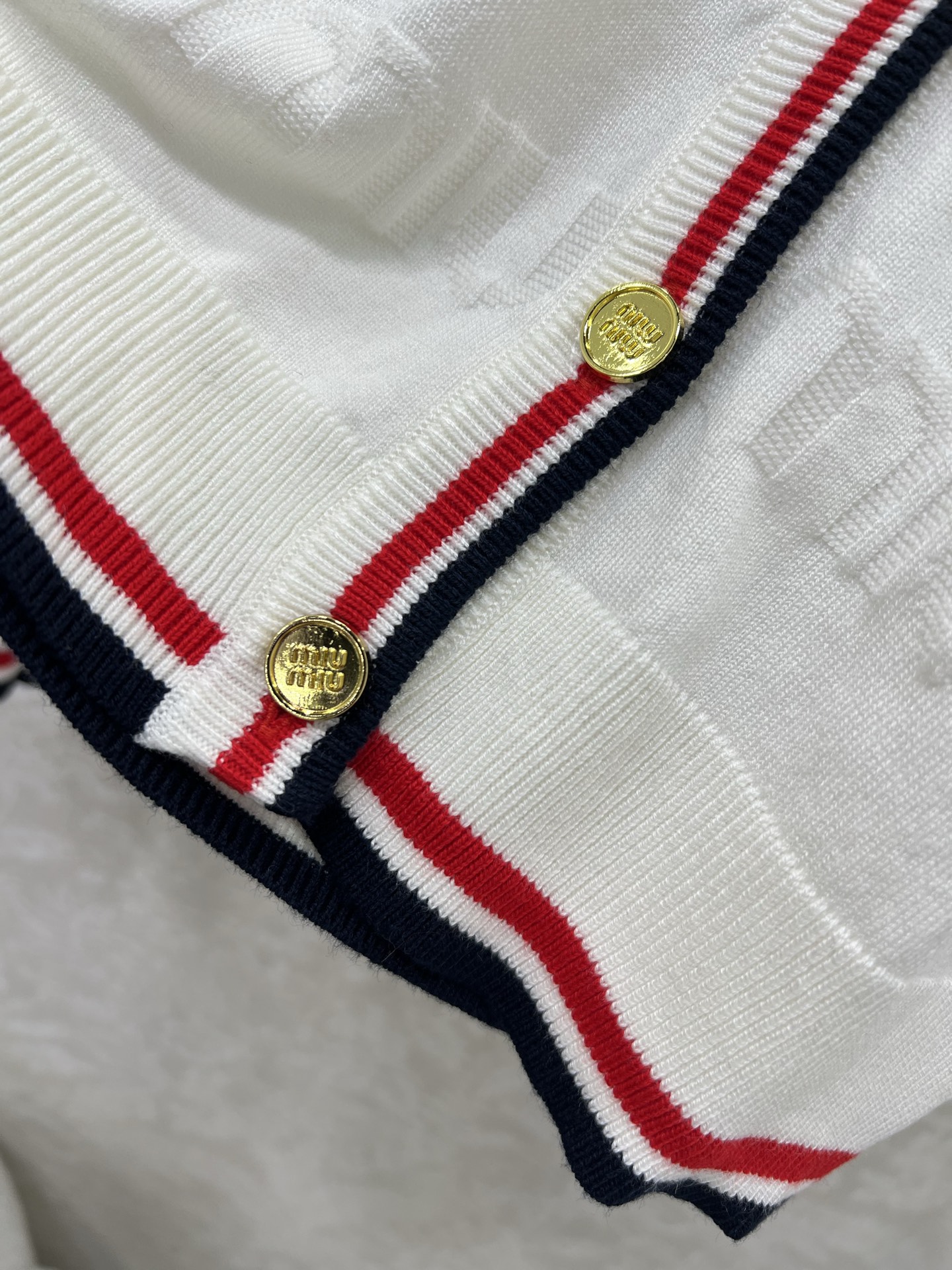 🔥🔥Miumi*25新款V领针织开衫 整体miu字母提花 领边下摆红白条撞色 独家高版出品 真的很难不让