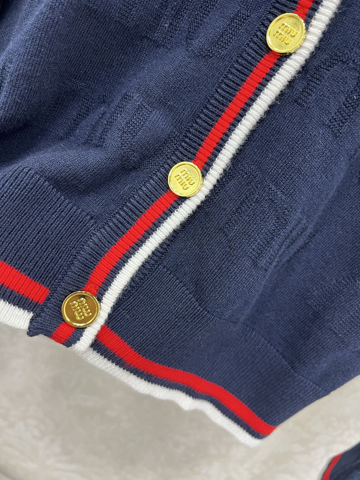 🔥🔥Miumi*25新款V领针织开衫 整体miu字母提花 领边下摆红白条撞色 独家高版出品 真的很难不让