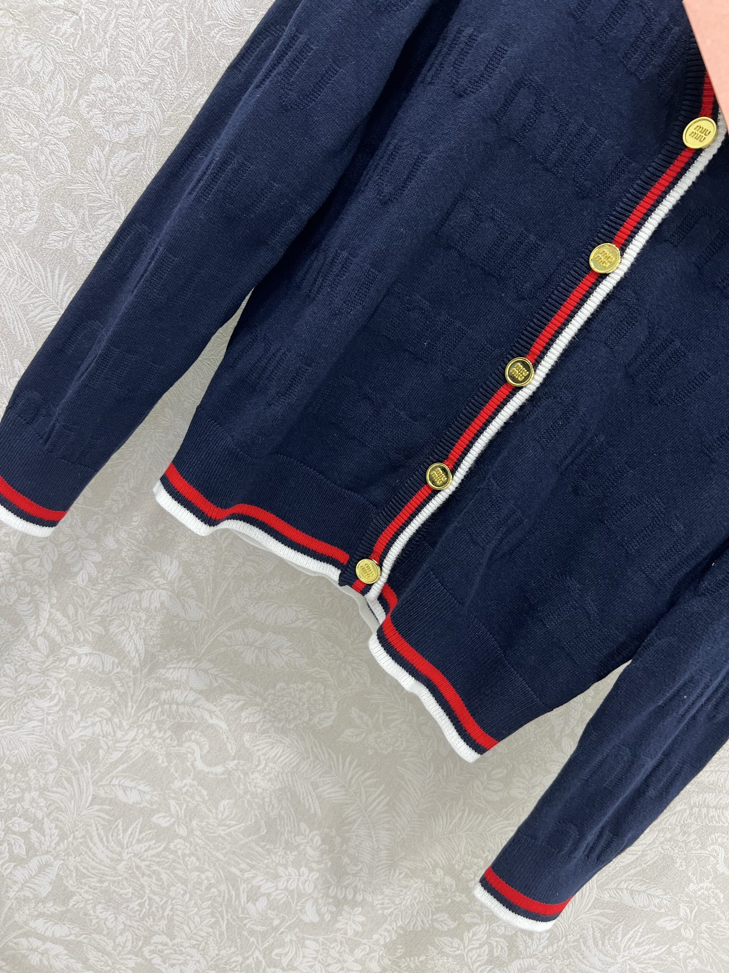 🔥🔥Miumi*25新款V领针织开衫 整体miu字母提花 领边下摆红白条撞色 独家高版出品 真的很难不让