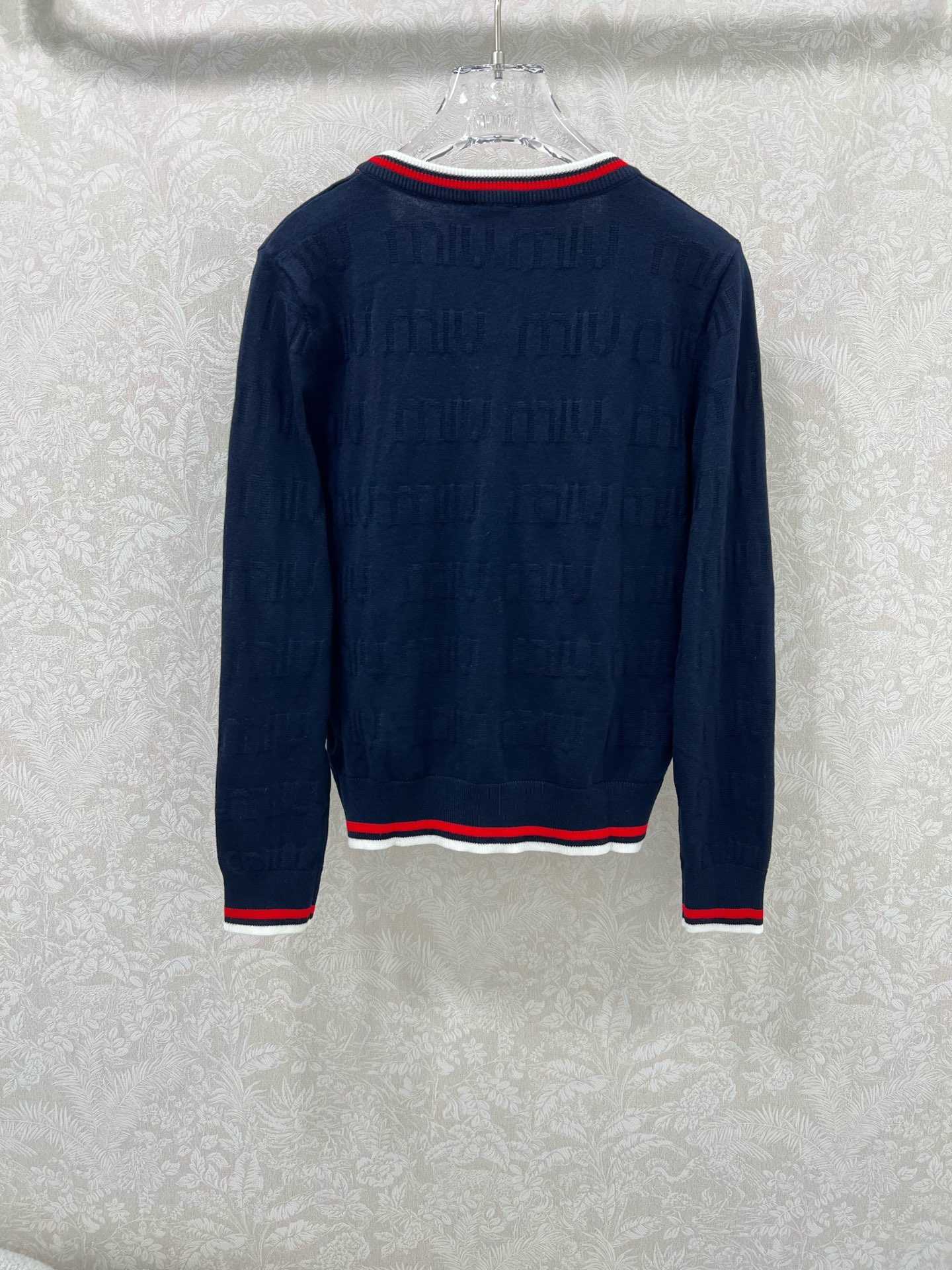 🔥🔥Miumi*25新款V领针织开衫 整体miu字母提花 领边下摆红白条撞色 独家高版出品 真的很难不让